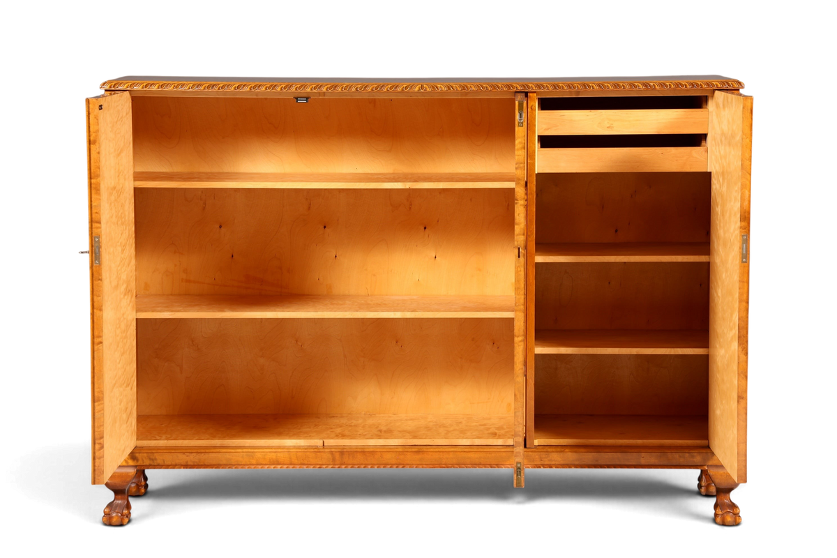 Hauptstadt Möblerei Art Deco Sideboard aus Massivholz mit geöffneten Türen und verstellbaren Regalböden um 1930