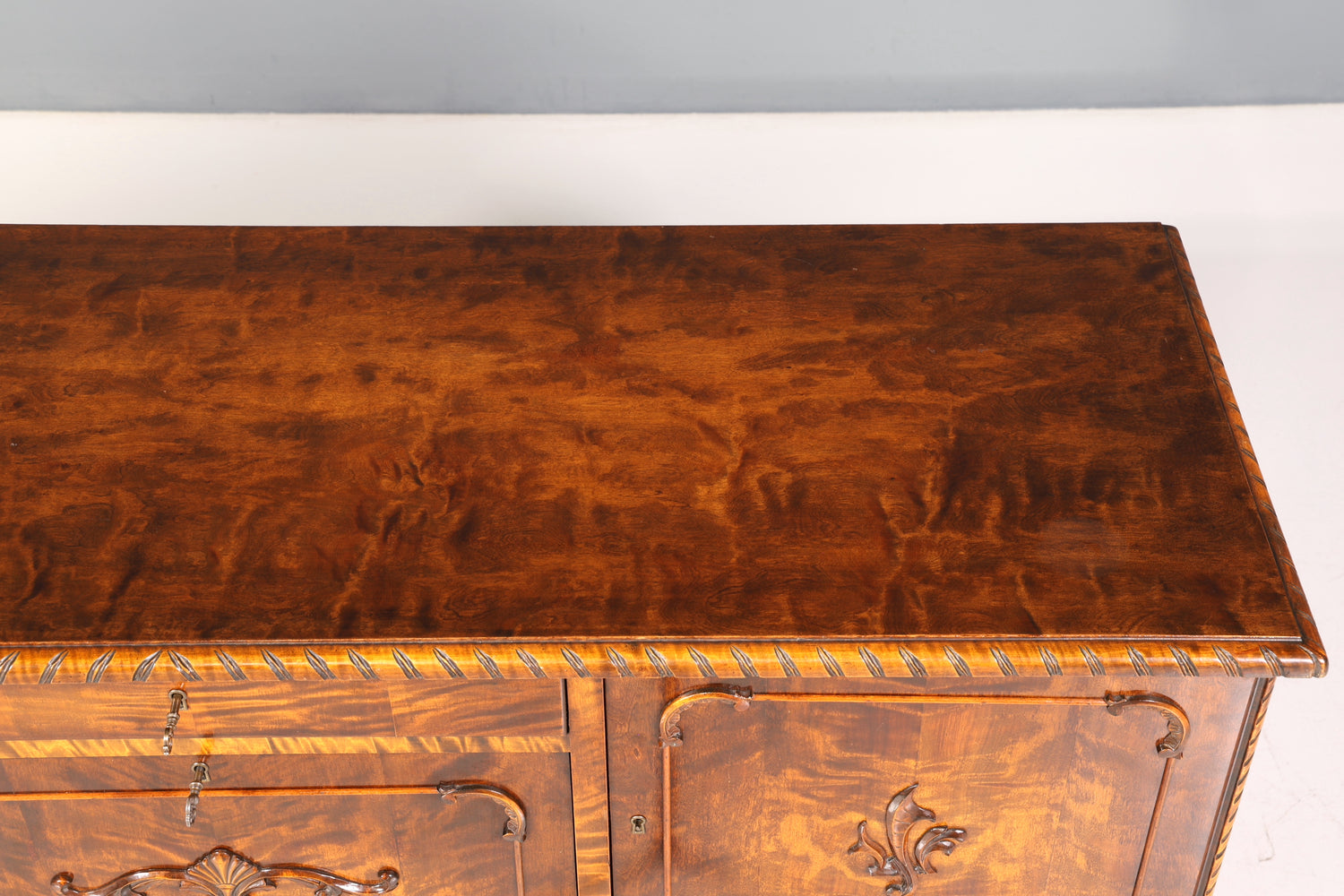 Traumhaftes Chippendale Sideboard Kommode Barock Stil echt Holz TV Schrank