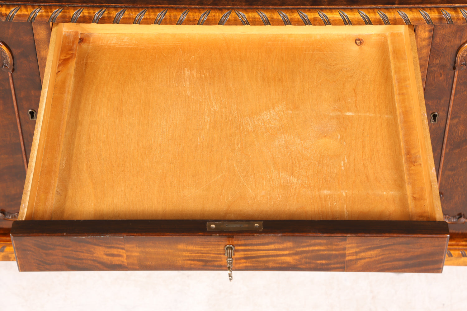 Traumhaftes Chippendale Sideboard Kommode Barock Stil echt Holz TV Schrank