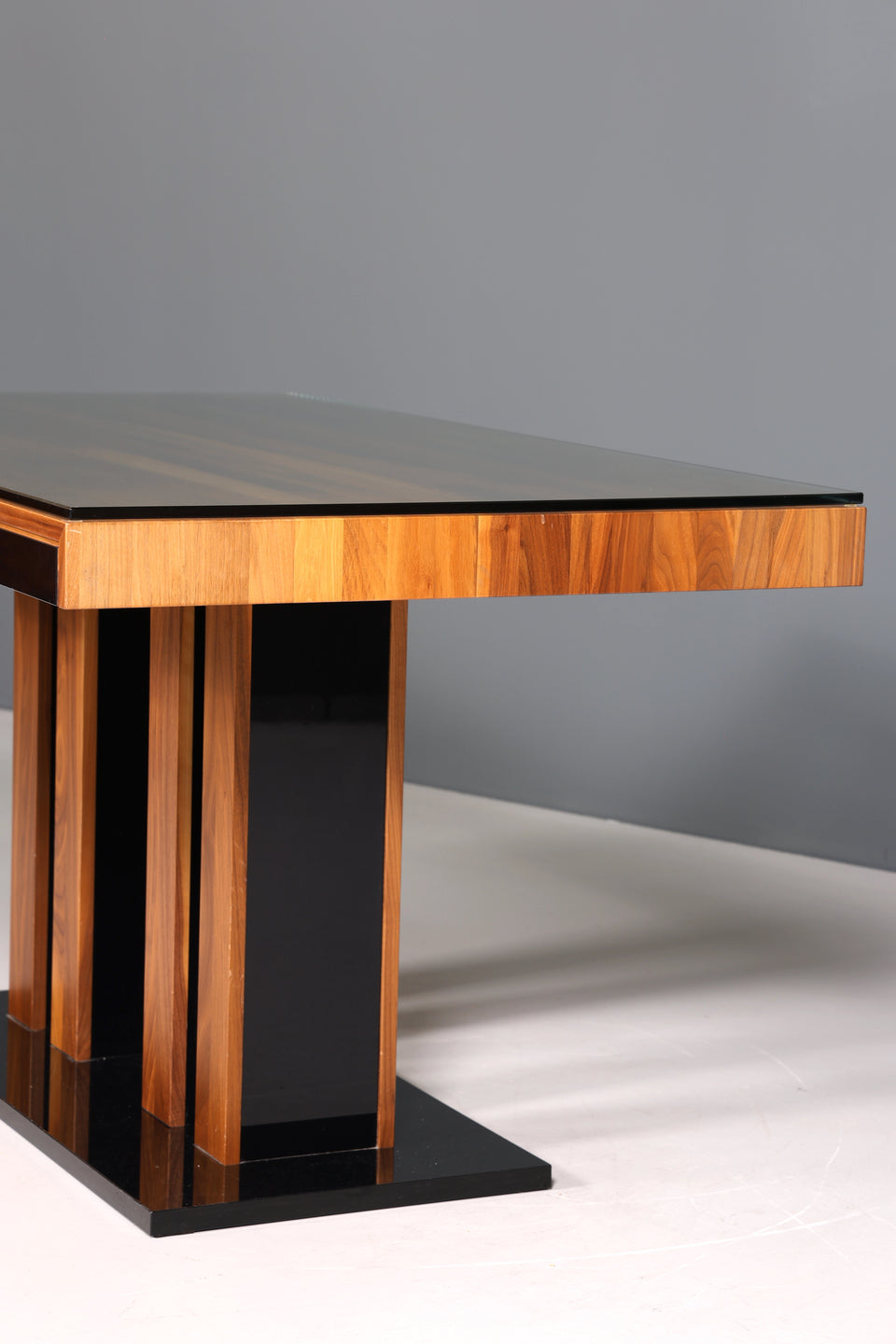 Wunderschöner Esstisch im Art Deco Design Nussbaum Tisch design Küchentisch