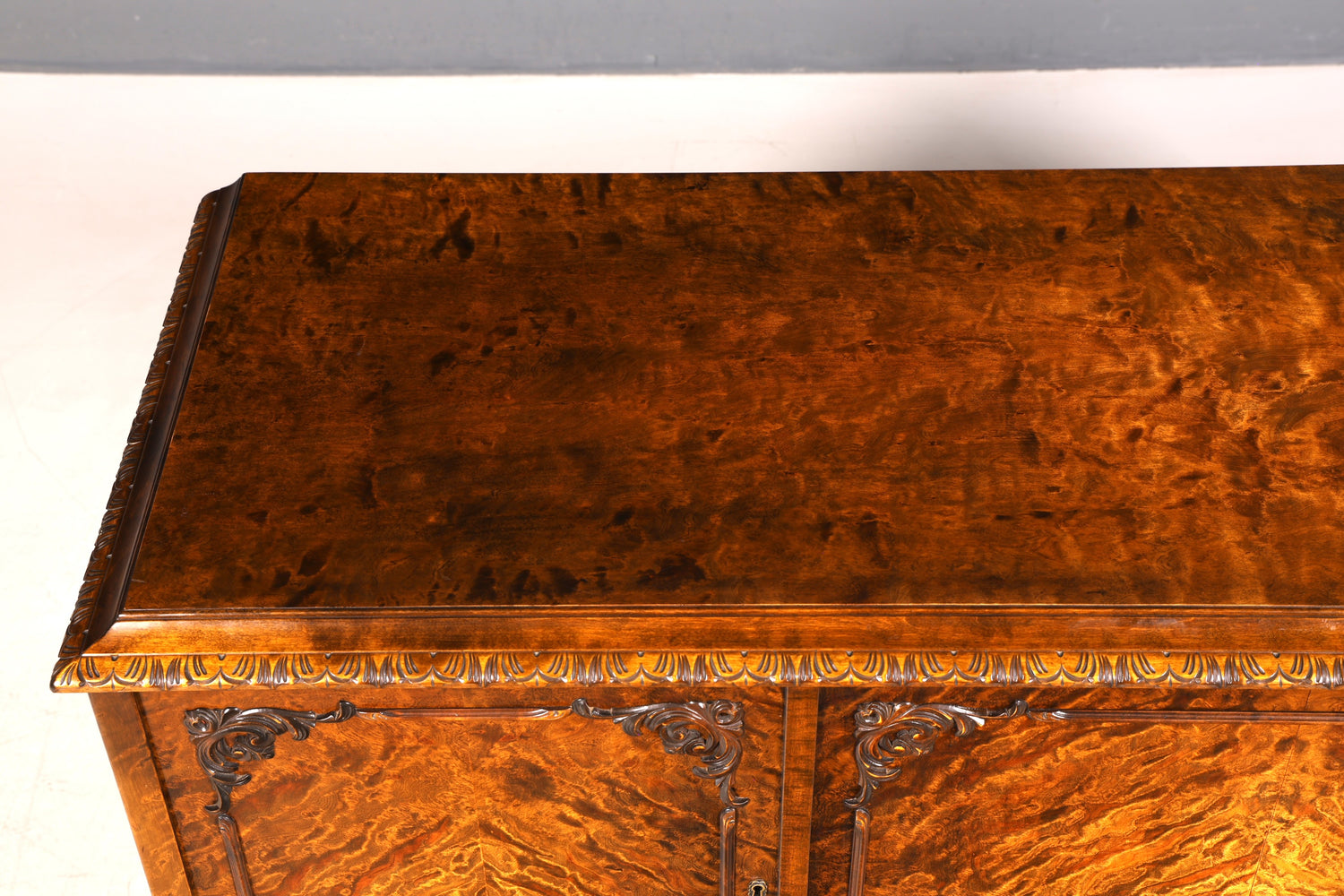 Traumhaftes Chippendale Sideboard Kommode Barock Stil Massivholz TV Schrank Antik