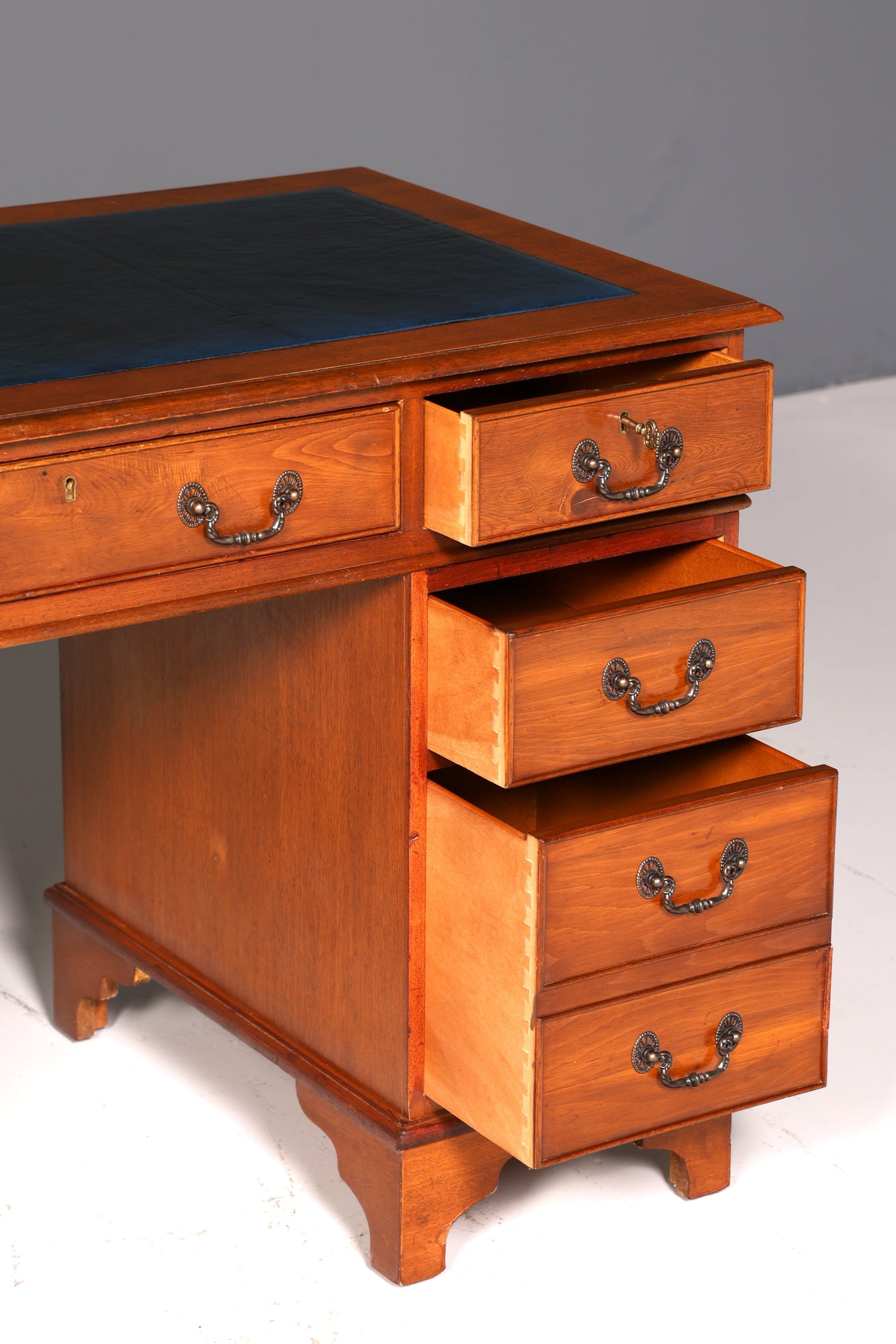 Wunderschöner Englischer Schreibtisch Kirschholz echt Lederauflage Bürotisch Office Desk Antik Vintage