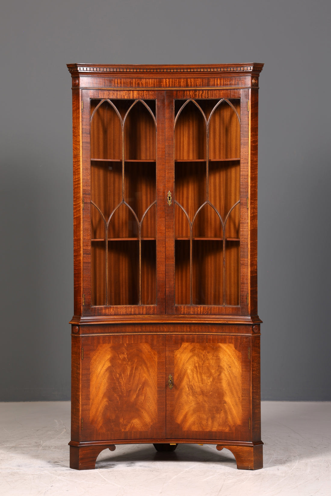 Wunderschöne Englische Eckvitrine Antik 60s echt Holz Schrank Eckschrank Glasvitrine Vitrine