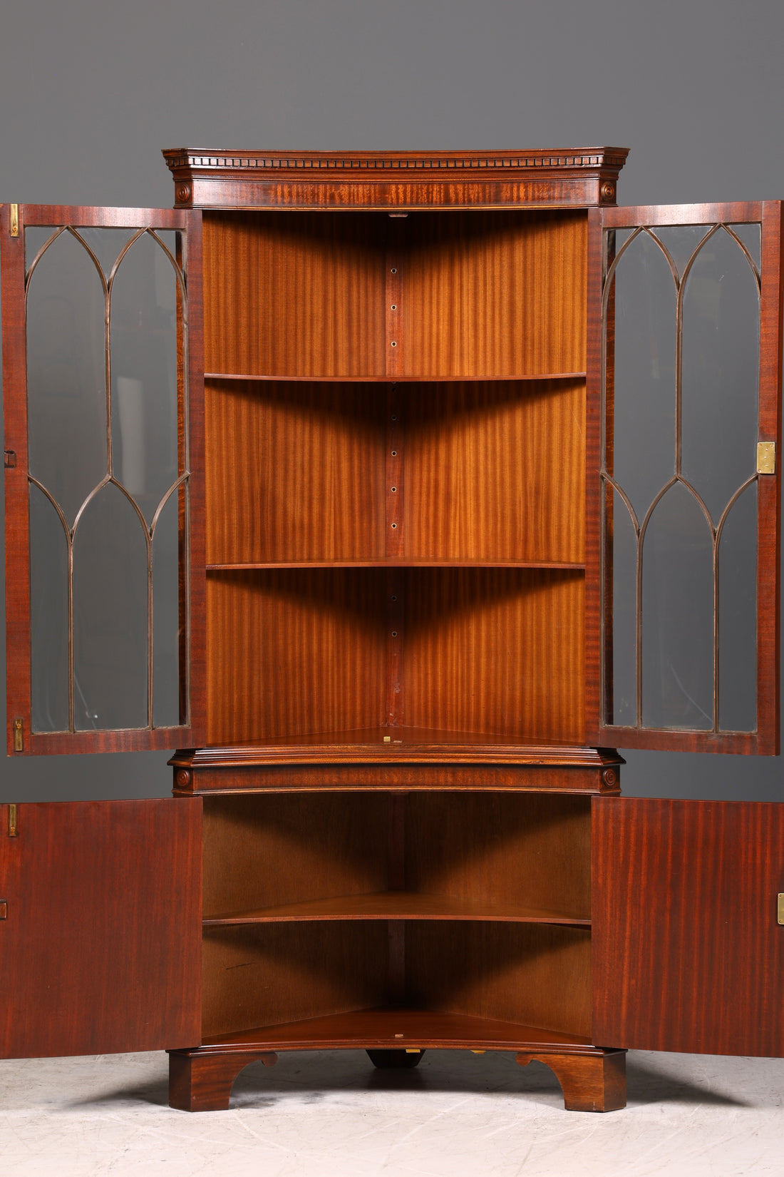Wunderschöne Englische Eckvitrine Antik 60s echt Holz Schrank Eckschrank Glasvitrine Vitrine