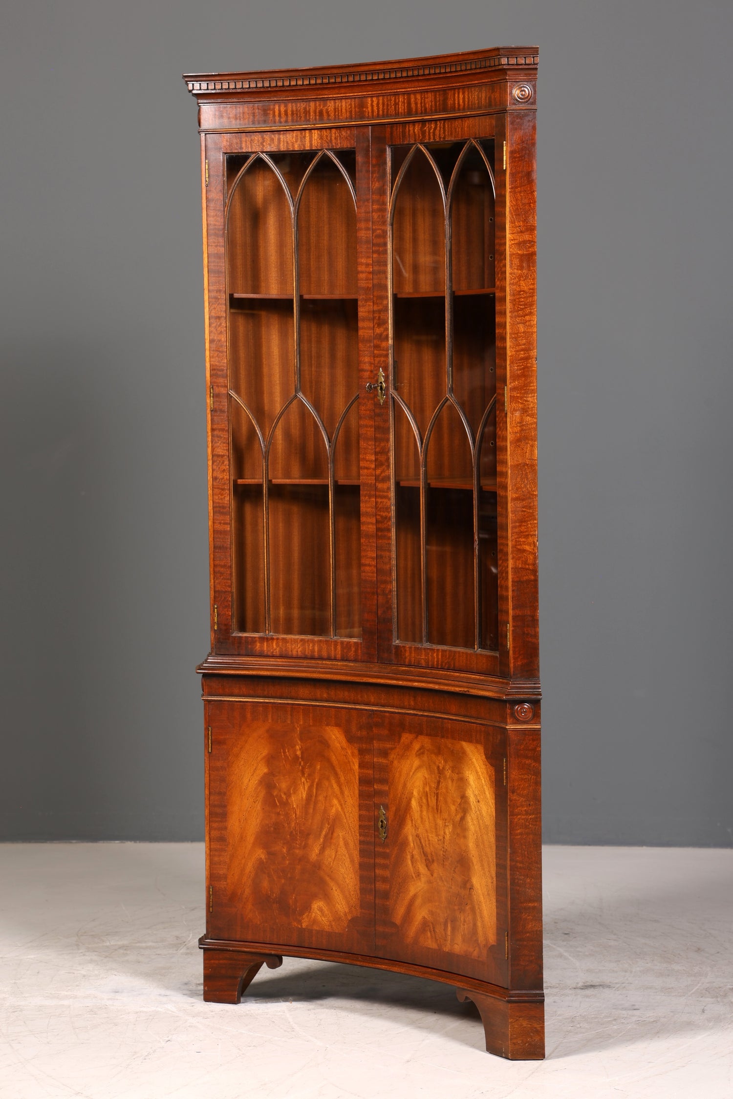 Wunderschöne Englische Eckvitrine Antik 60s echt Holz Schrank Eckschrank Glasvitrine Vitrine