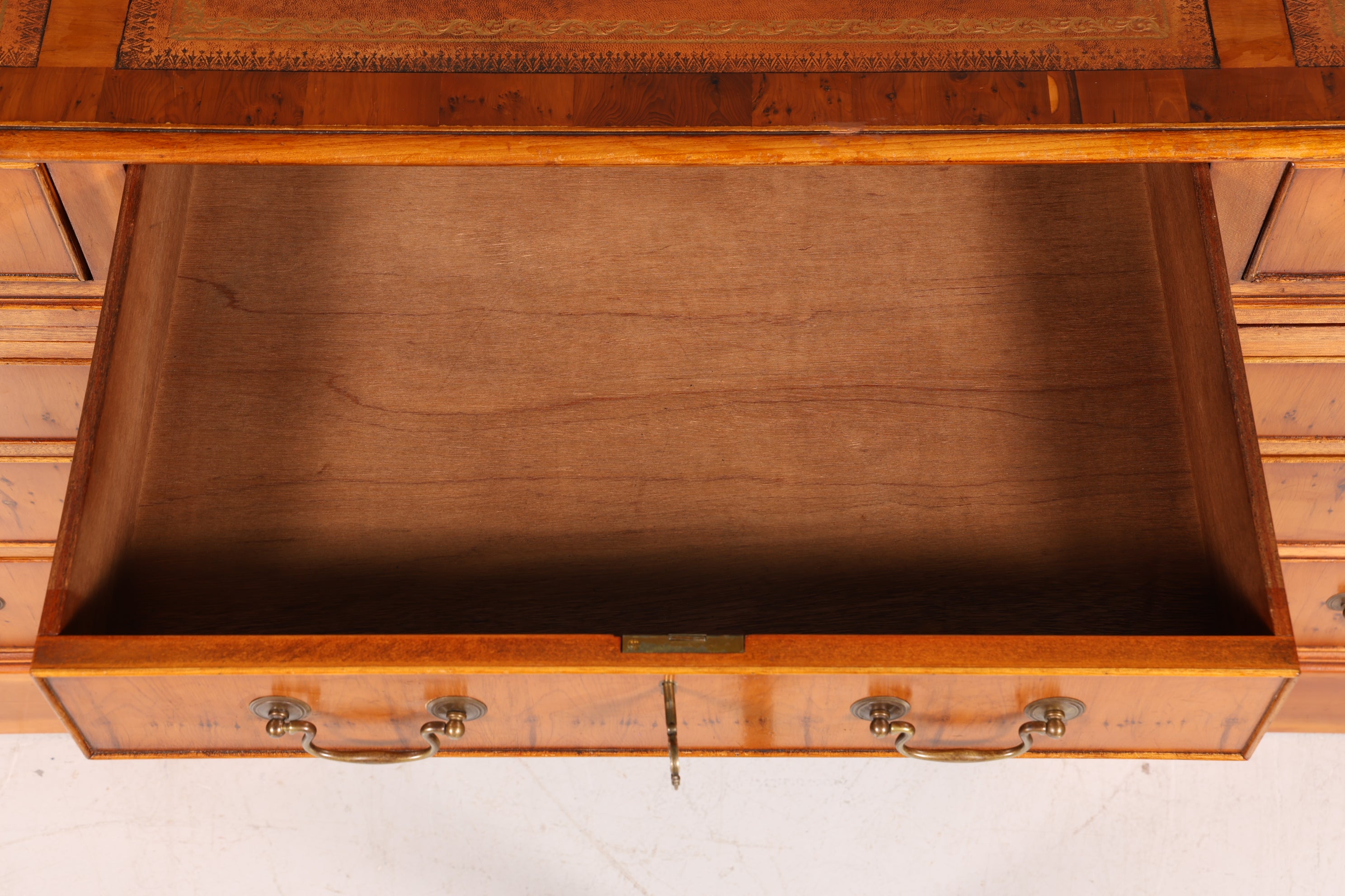 Traumhafter Englischer Schreibtisch Englisch Eibe Desk Leder Auflage Antik Stil Bürotisch Office Desk