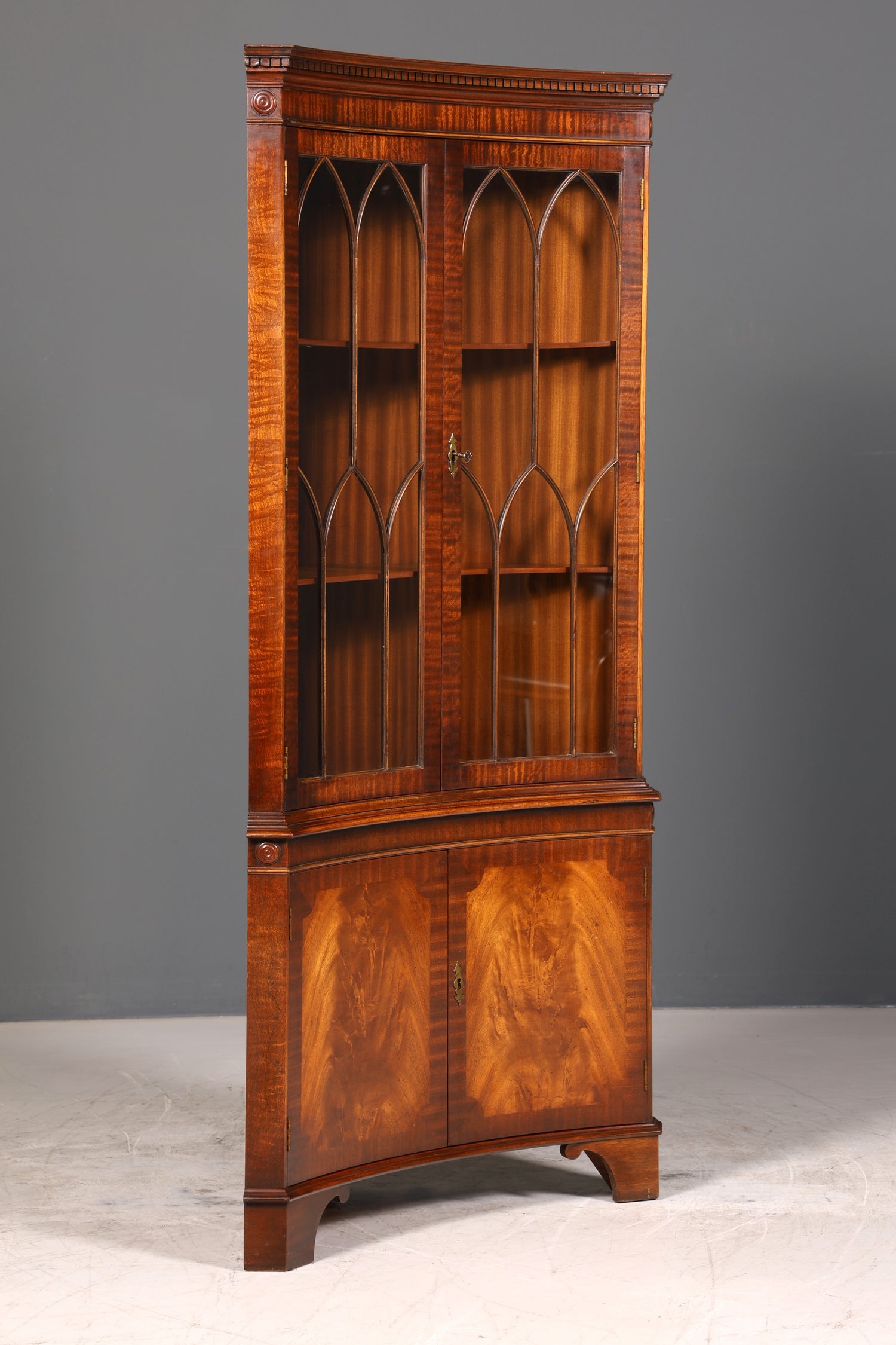 Wunderschöne Englische Eckvitrine Antik 60s echt Holz Schrank Eckschrank Glasvitrine Vitrine