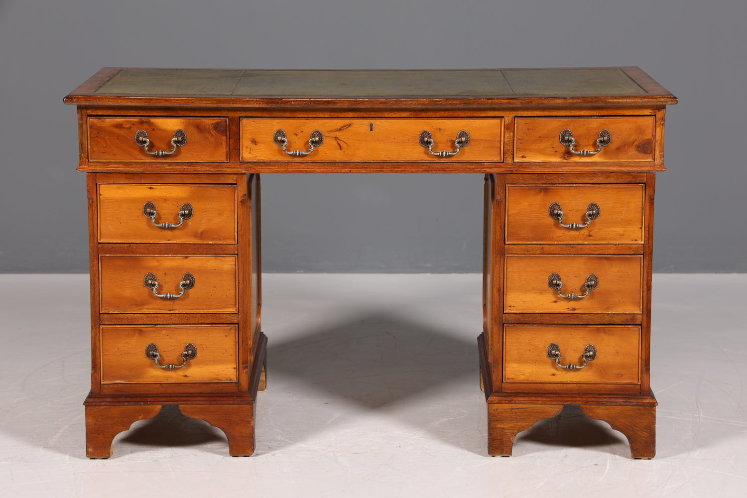 Wunderschöner Englischer Schreibtisch echt Lederauflage Bürotisch Eibe Antik Stil Office Desk