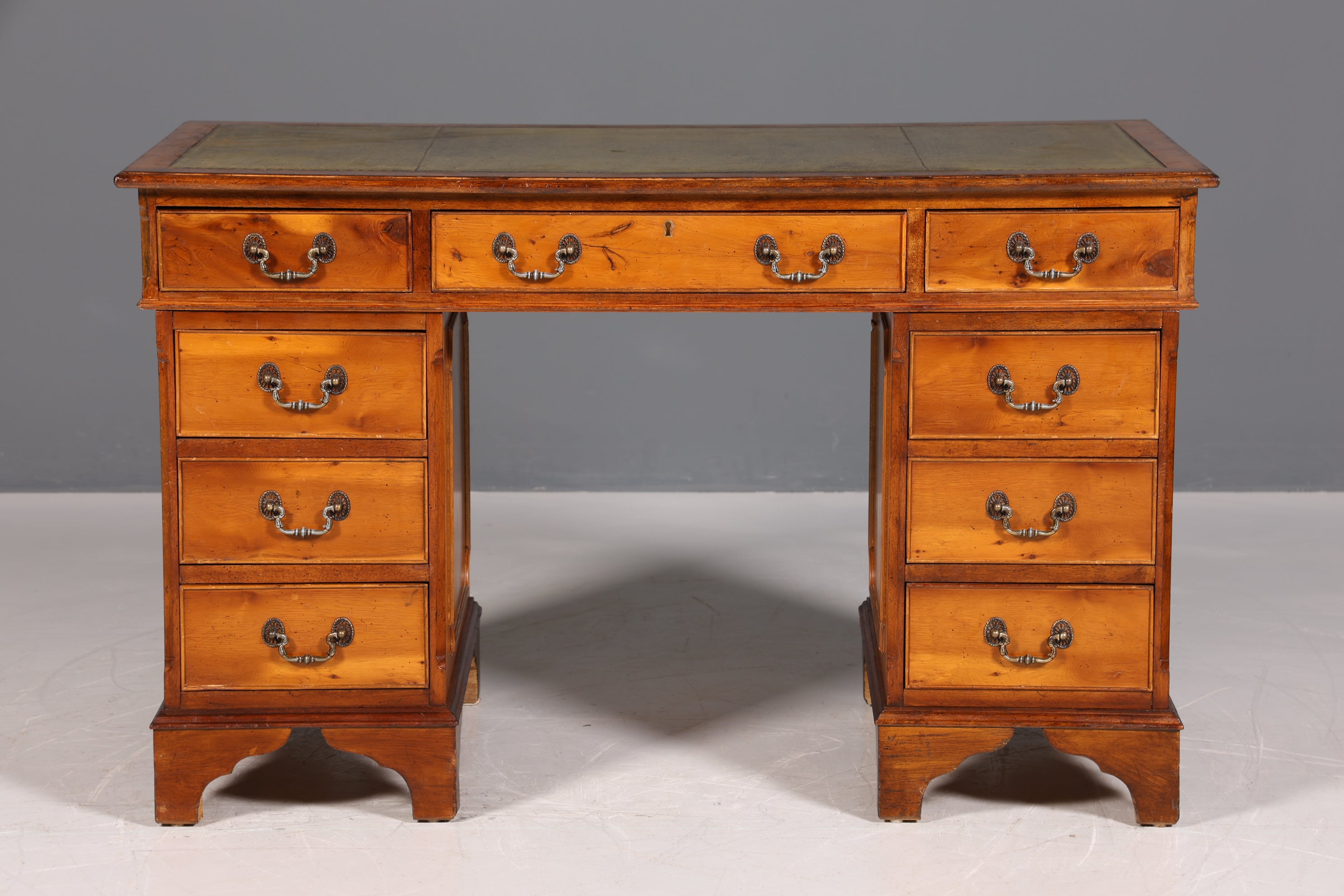 Wunderschöner Englischer Schreibtisch echt Lederauflage Bürotisch Eibe Antik Stil Office Desk