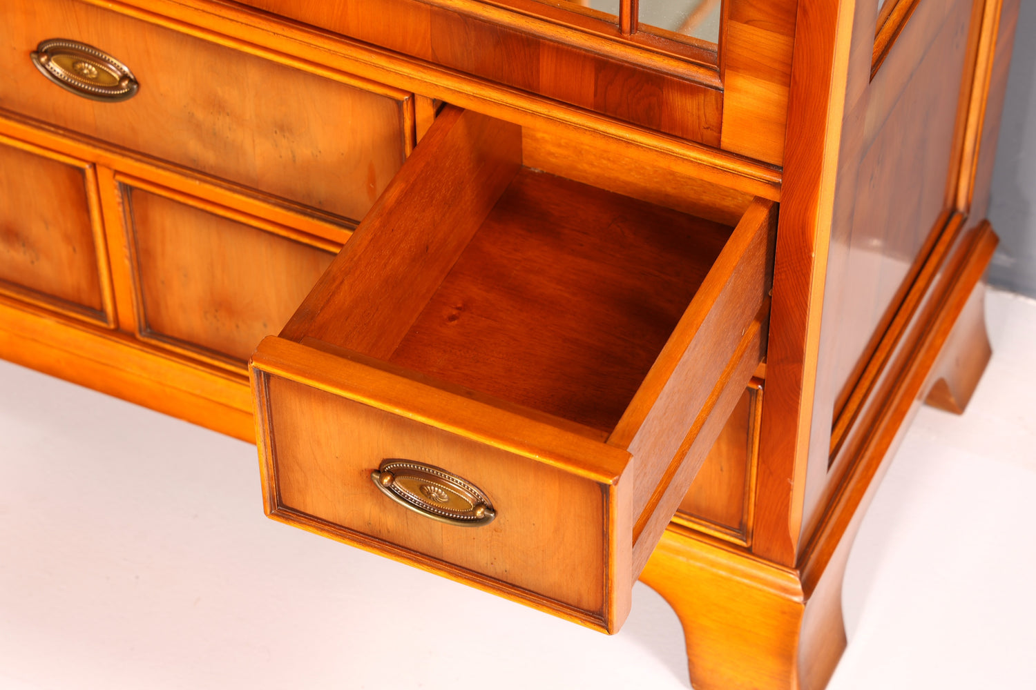 Wunderschöne Original Heldense Vitrine Englische Eibe Bücherschrank Glasvitrine mit Beleuchtung Antik