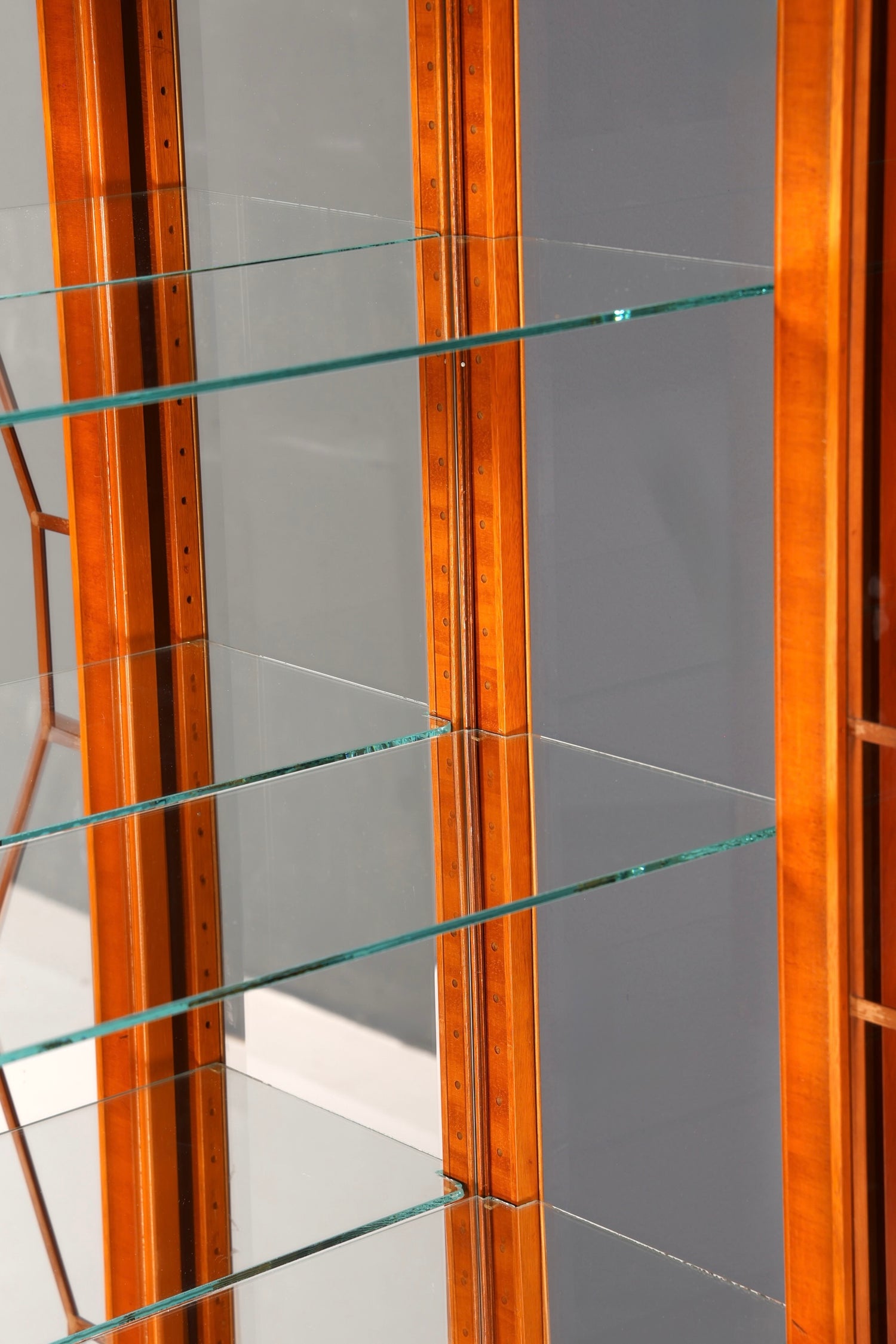 Wunderschöne Original Heldense Vitrine Englische Eibe Bücherschrank Glasvitrine mit Beleuchtung Antik