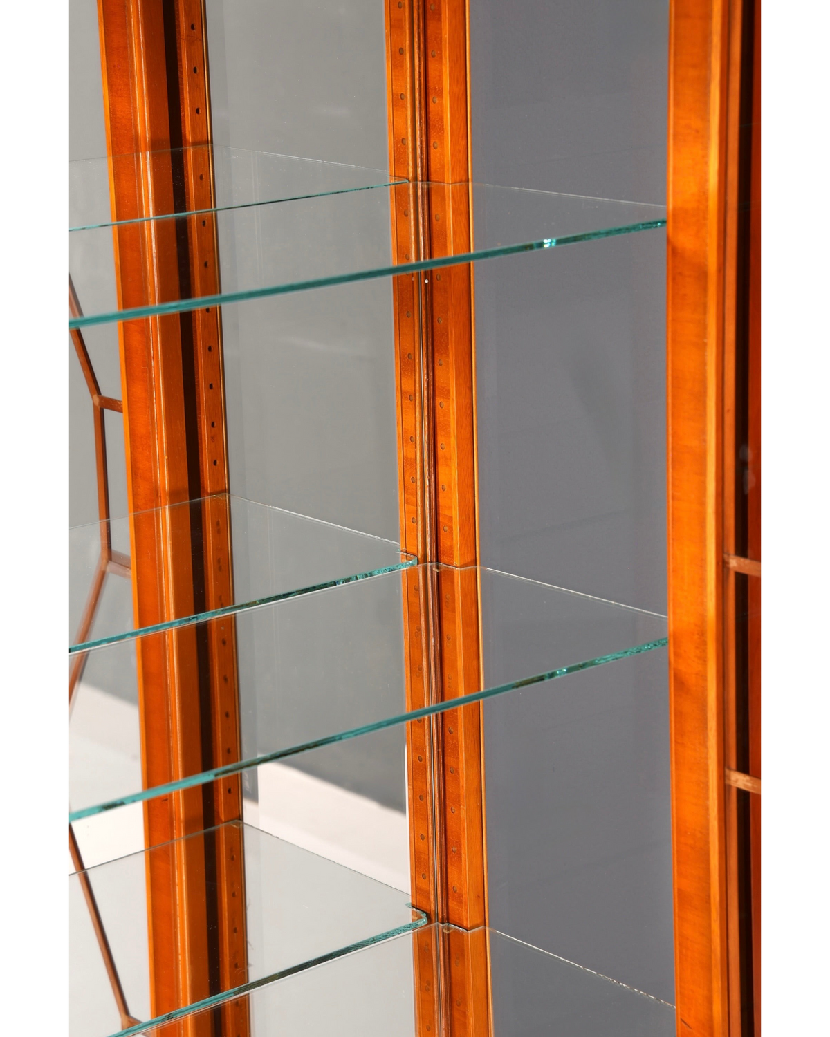 Hauptstadt Möblerei Heldense Vitrine aus Eibenholz mit verstellbaren Glaseinlegeböden und Innenbeleuchtung