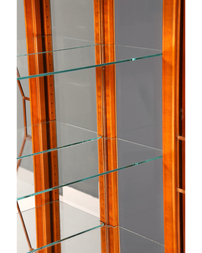 Hauptstadt Möblerei Heldense Vitrine aus Eibenholz mit verstellbaren Glaseinlegeböden und Innenbeleuchtung