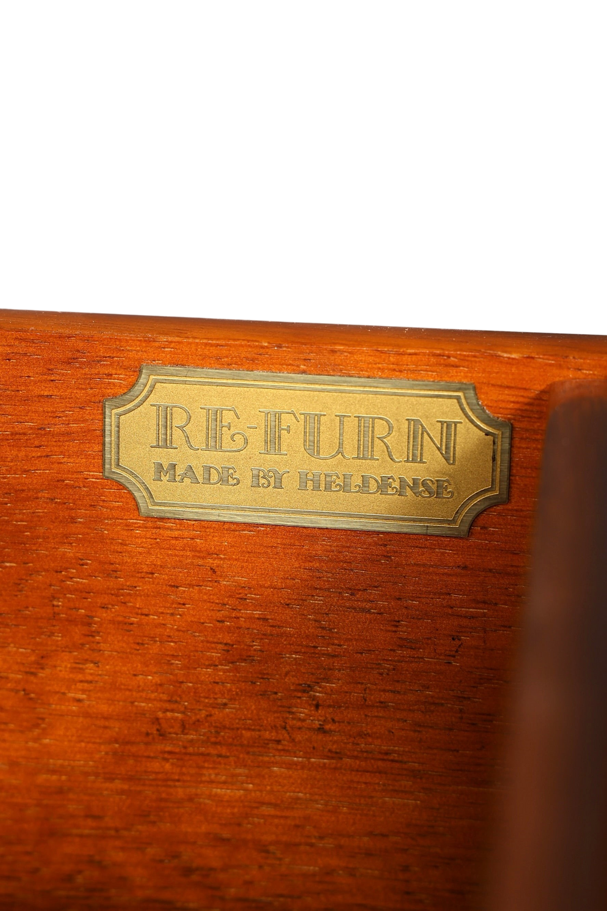 Hauptstadt Möblerei Messingschild mit der Aufschrift Re-Furn Made by Heldense an einem Möbelstück aus Eibenholz