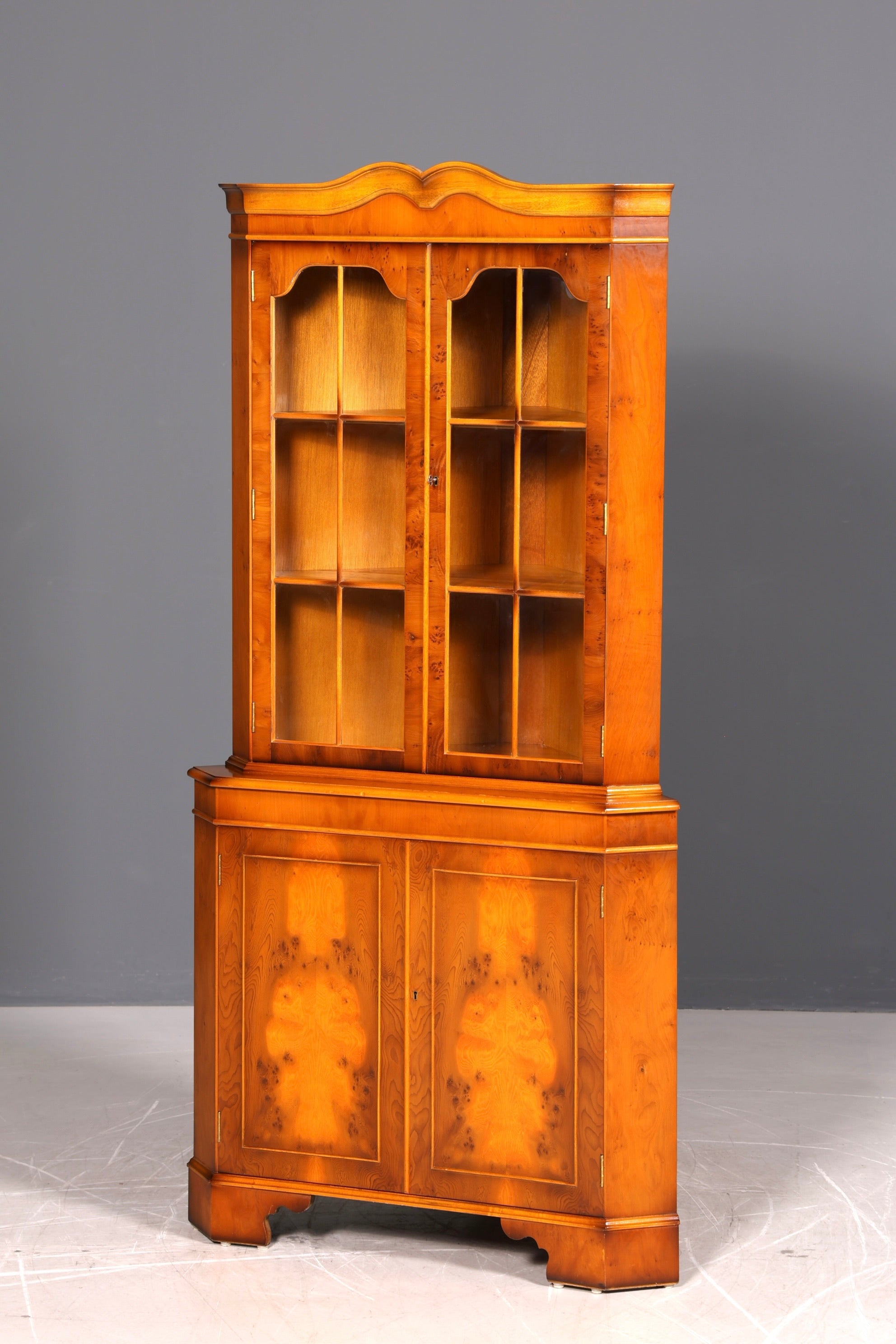 Wunderschöne Englische Eckvitrine Eibe Antik 60s Echt Holz Eckschrank Glasvitrine