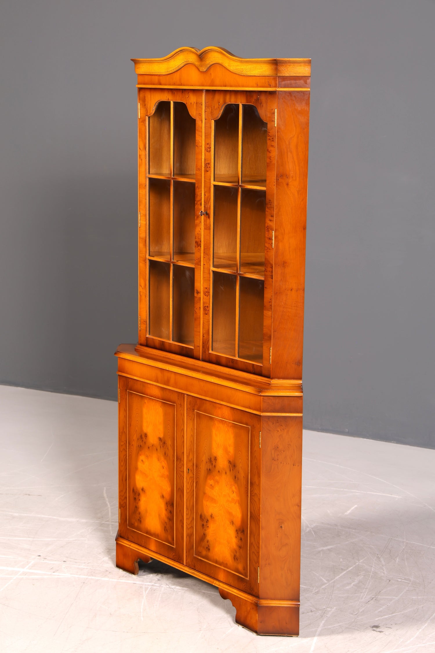 Wunderschöne Englische Eckvitrine Eibe Antik 60s Echt Holz Eckschrank Glasvitrine