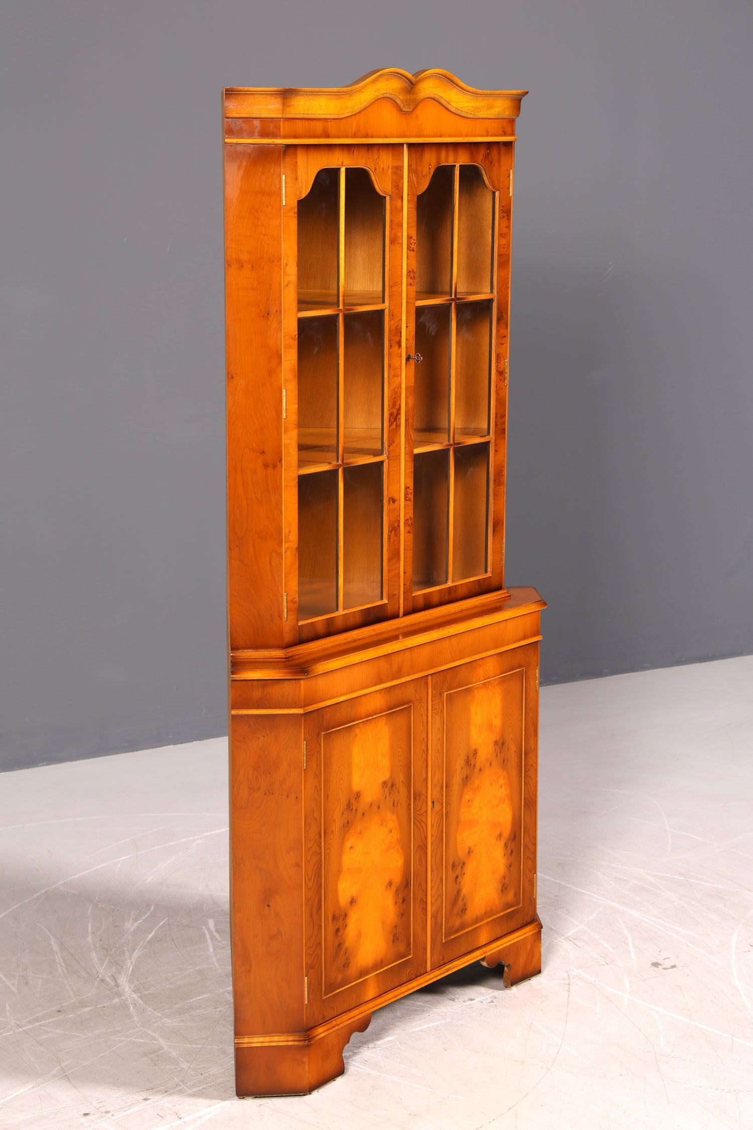 Wunderschöne Englische Eckvitrine Eibe Antik 60s Echt Holz Eckschrank Glasvitrine