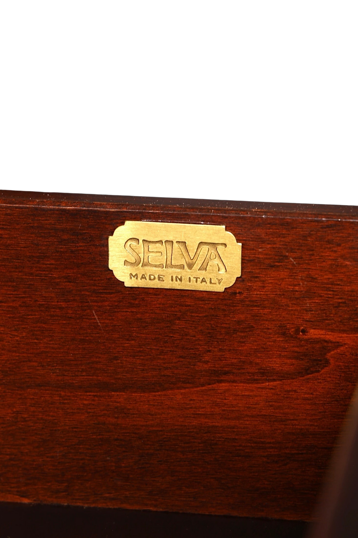 Hauptstadt Möblerei Selva Made in Italy Messingplakette an einem hochwertigen Massivholzmöbel im Antik Stil