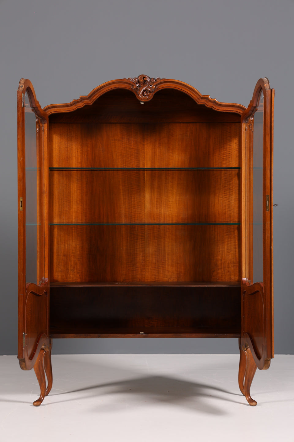 Prachtvolle Chippendale Vitrine Regal echt Holz Schrank 60s