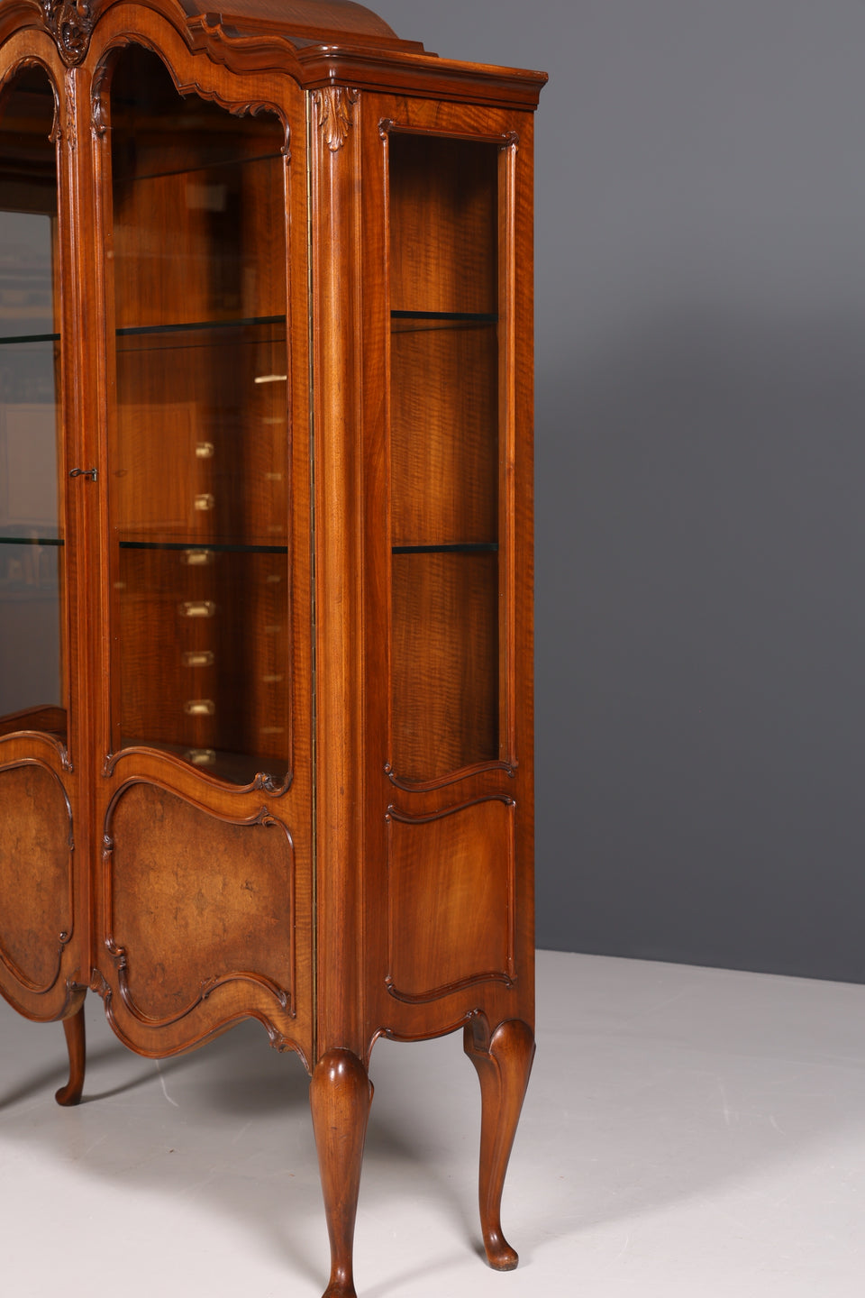 Prachtvolle Chippendale Vitrine Regal echt Holz Schrank 60s