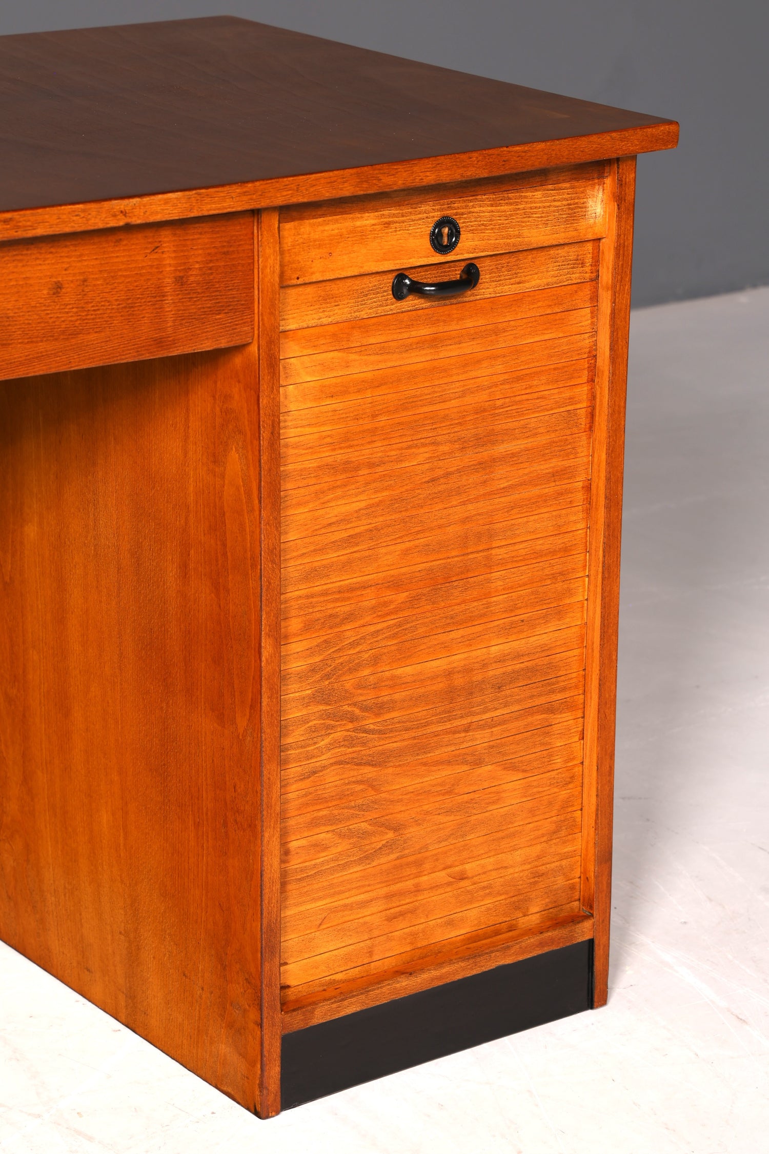 Stilvoller Bauhaus Rollladen Schreibtisch Mid Century echt Holz Bürotisch Vintage Office Table