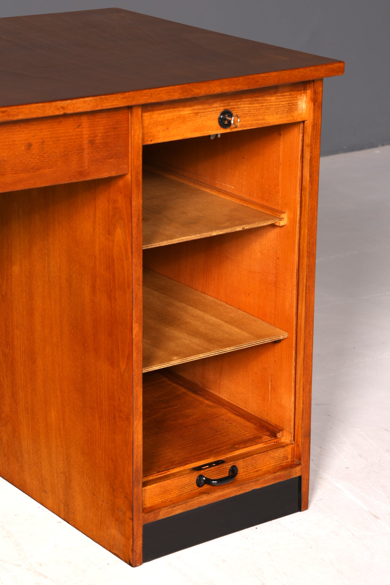 Stilvoller Bauhaus Rollladen Schreibtisch Mid Century echt Holz Bürotisch Vintage Office Table