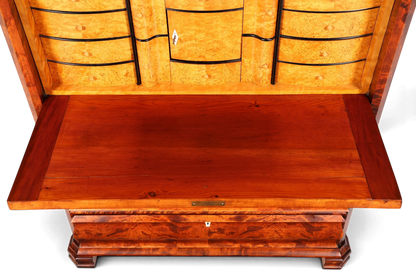 Hauptstadt Möblerei Biedermeier Sekretär aus Echtholz mit ausgeklappter Schreibplatte und detaillierten Schubladen