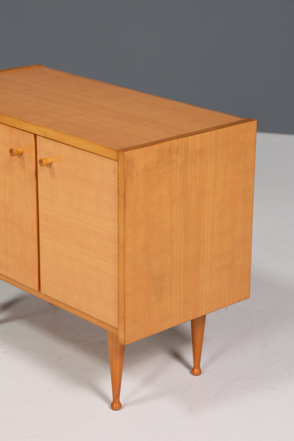 Schlichte Mid Century Kommode Retro Schränkchen 1 von 2