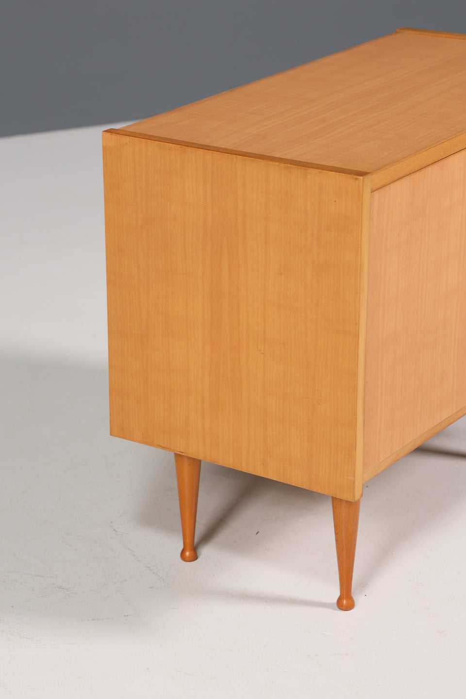 Schlichte Mid Century Kommode Retro Schränkchen 1 von 2