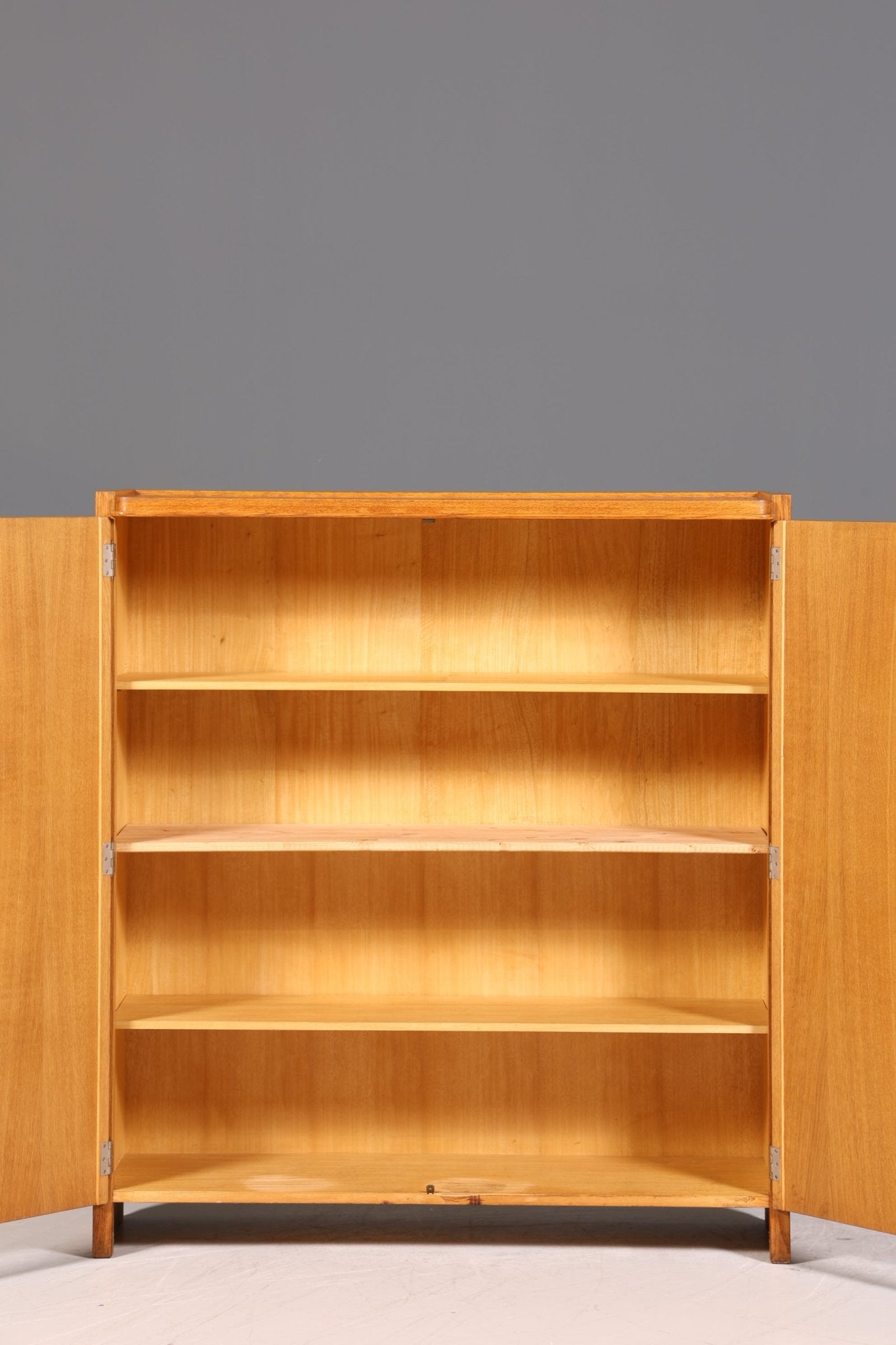 Schlichter Mid Century Schrank Vintage Highboard Retro Wäscheschrank Vertiko 60er Jahre Aktenschrank