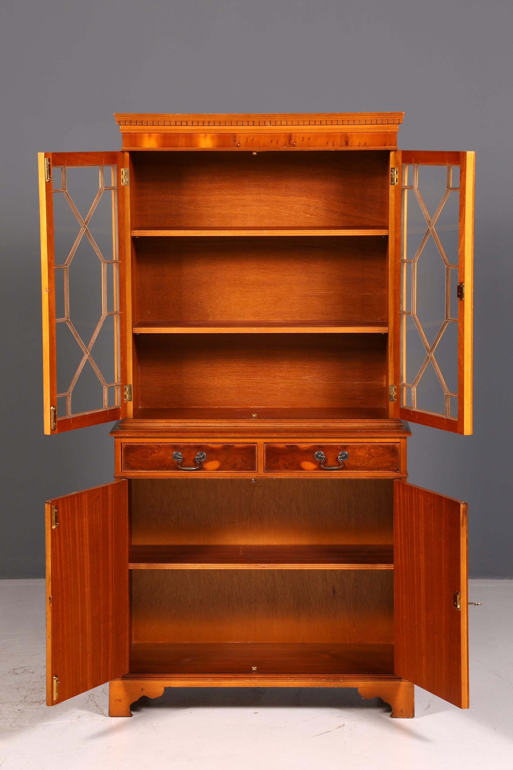 Traumhafte Englische Vitrine Eiche Holz Bibliothek Bücherschrank Buffet Vitrinenschrank Antik Vintage