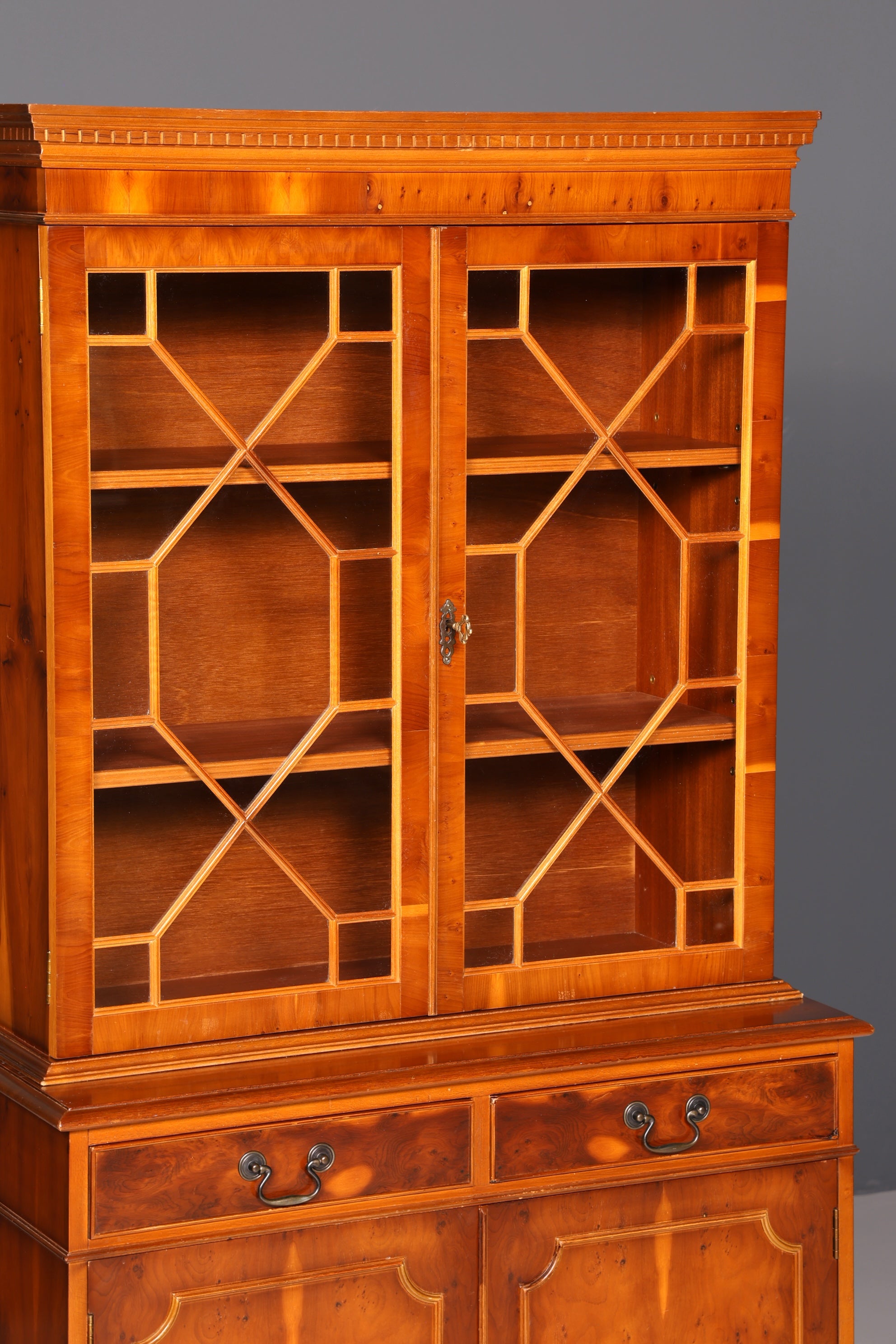 Traumhafte Englische Vitrine Eiche Holz Bibliothek Bücherschrank Buffet Vitrinenschrank Antik Vintage