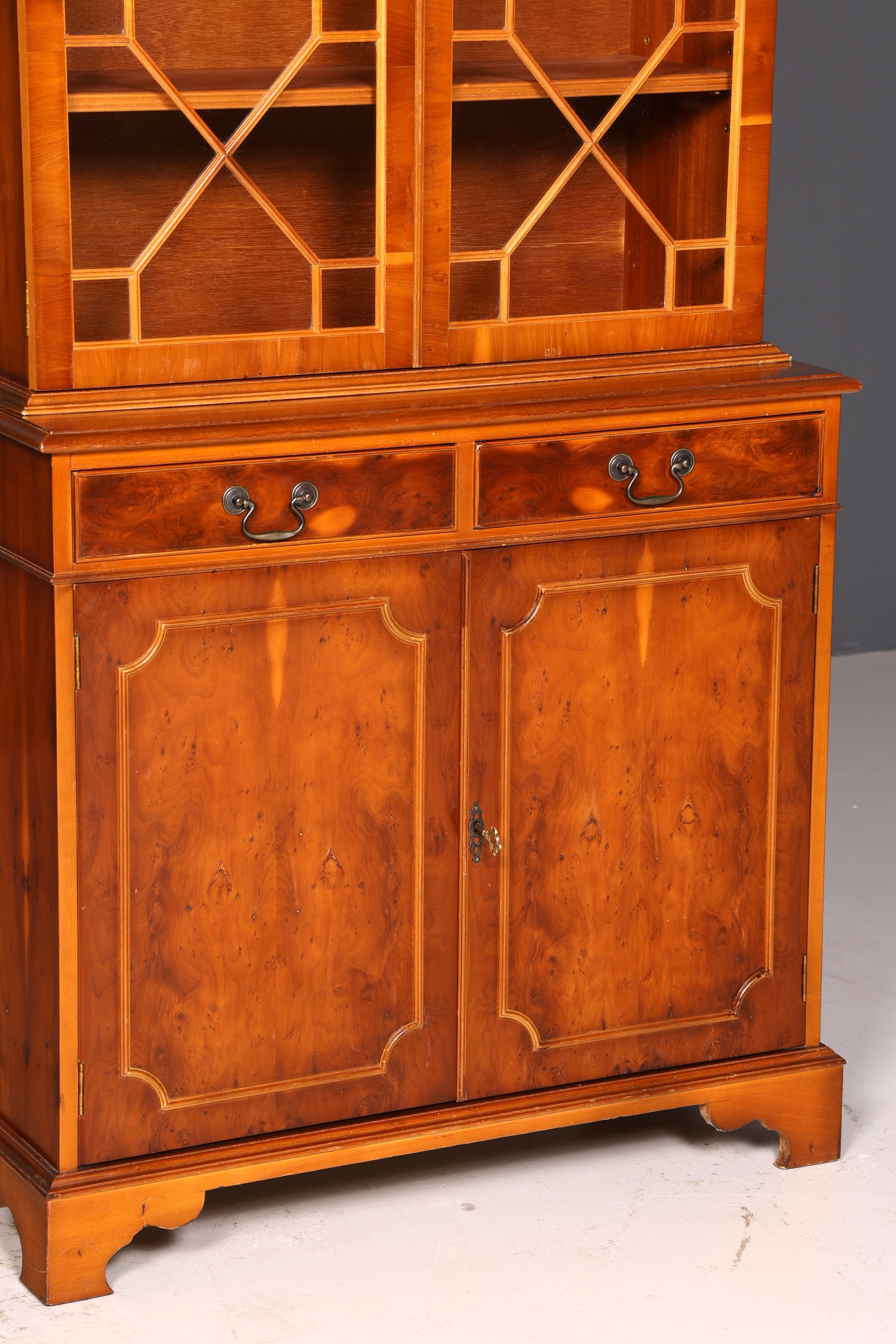 Traumhafte Englische Vitrine Eiche Holz Bibliothek Bücherschrank Buffet Vitrinenschrank Antik Vintage
