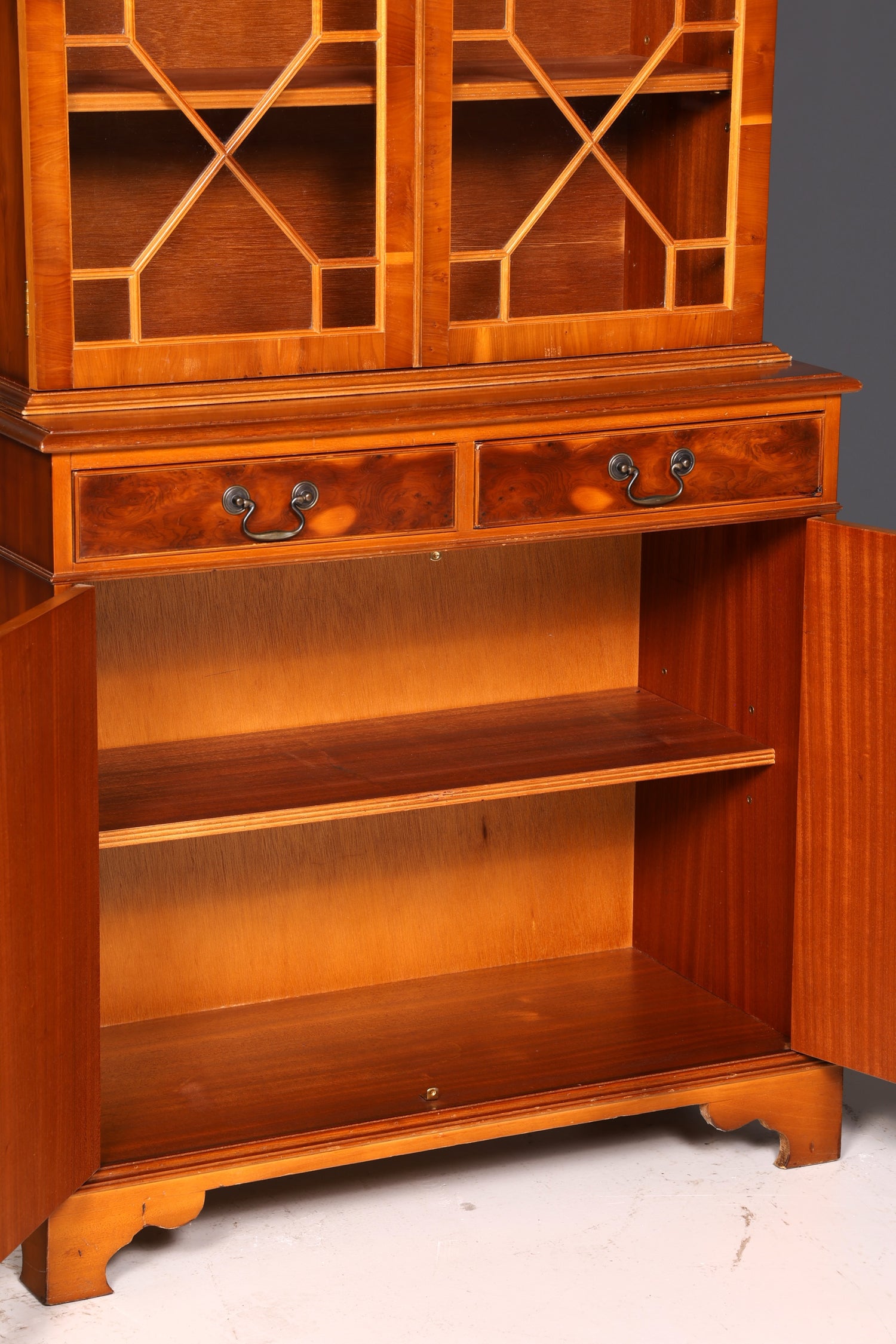 Traumhafte Englische Vitrine Eiche Holz Bibliothek Bücherschrank Buffet Vitrinenschrank Antik Vintage