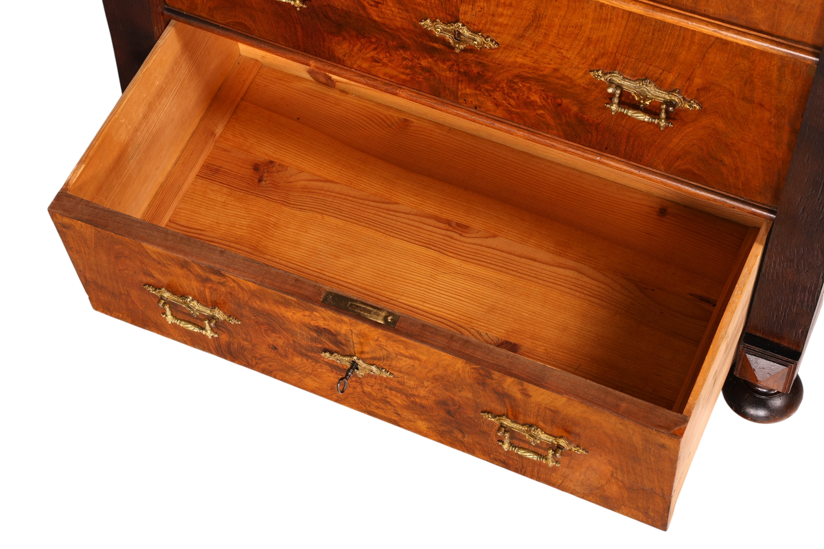 Hauptstadt Möblerei Gründerzeit Kommode aus Holz mit offener Schublade, Messingbeschlägen und antikem Schlüssel