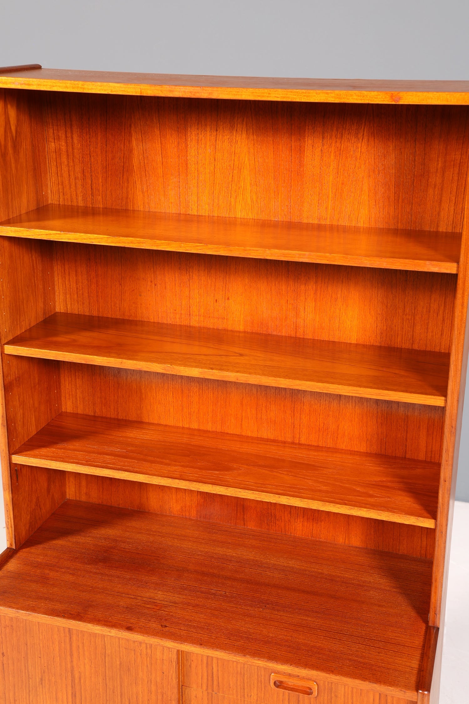 Traumhaftes Mid Century Regal Vintage Teak Holz Schrank Bücherregal Kommode