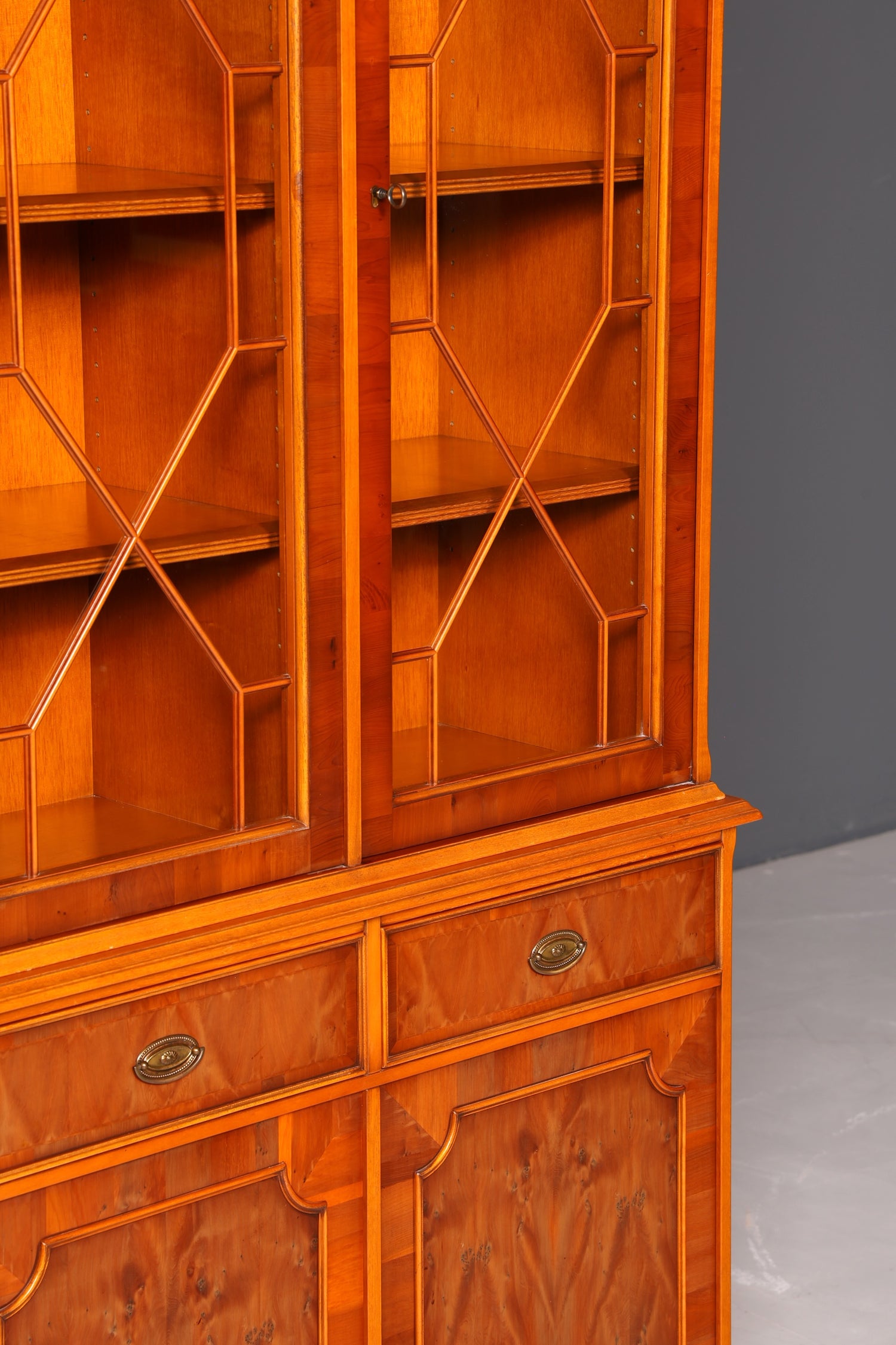 G195 Finish cm Wunderschöne Original Heldense Vitrine Englische Eibe Bücherschrank Buffet Antik Stil Glasvitrine (Kopie)