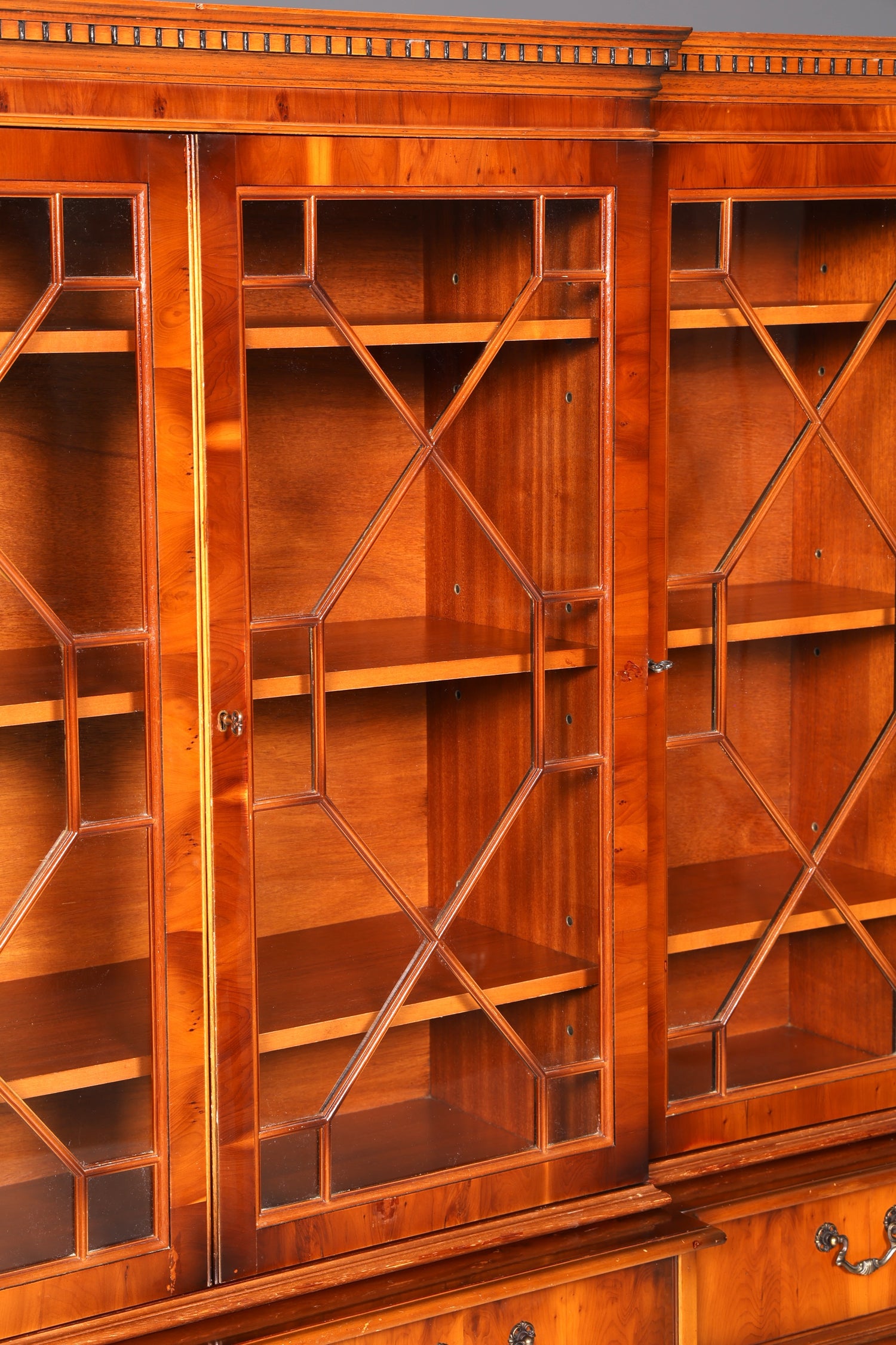 Wunderschöne Englische Vitrine Bücherschrank Buffet Antik Stil Eibe Glasvitrine Bibliothek
