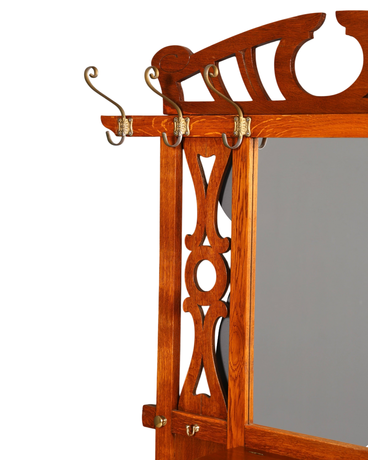 Hauptstadt Möblerei Jugendstil Wandgarderobe aus Eichenholz mit dekorativen Schnitzereien und antiken Messinghaken