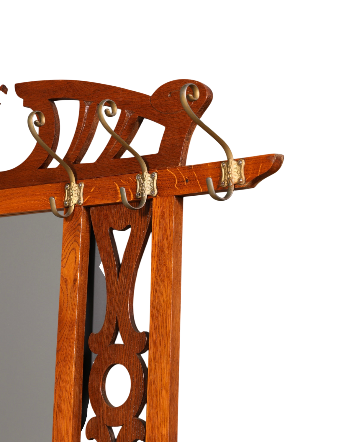 Hauptstadt Möblerei Jugendstil Wandgarderobe aus Holz mit verzierten Messinghaken und eleganten Schnitzereien