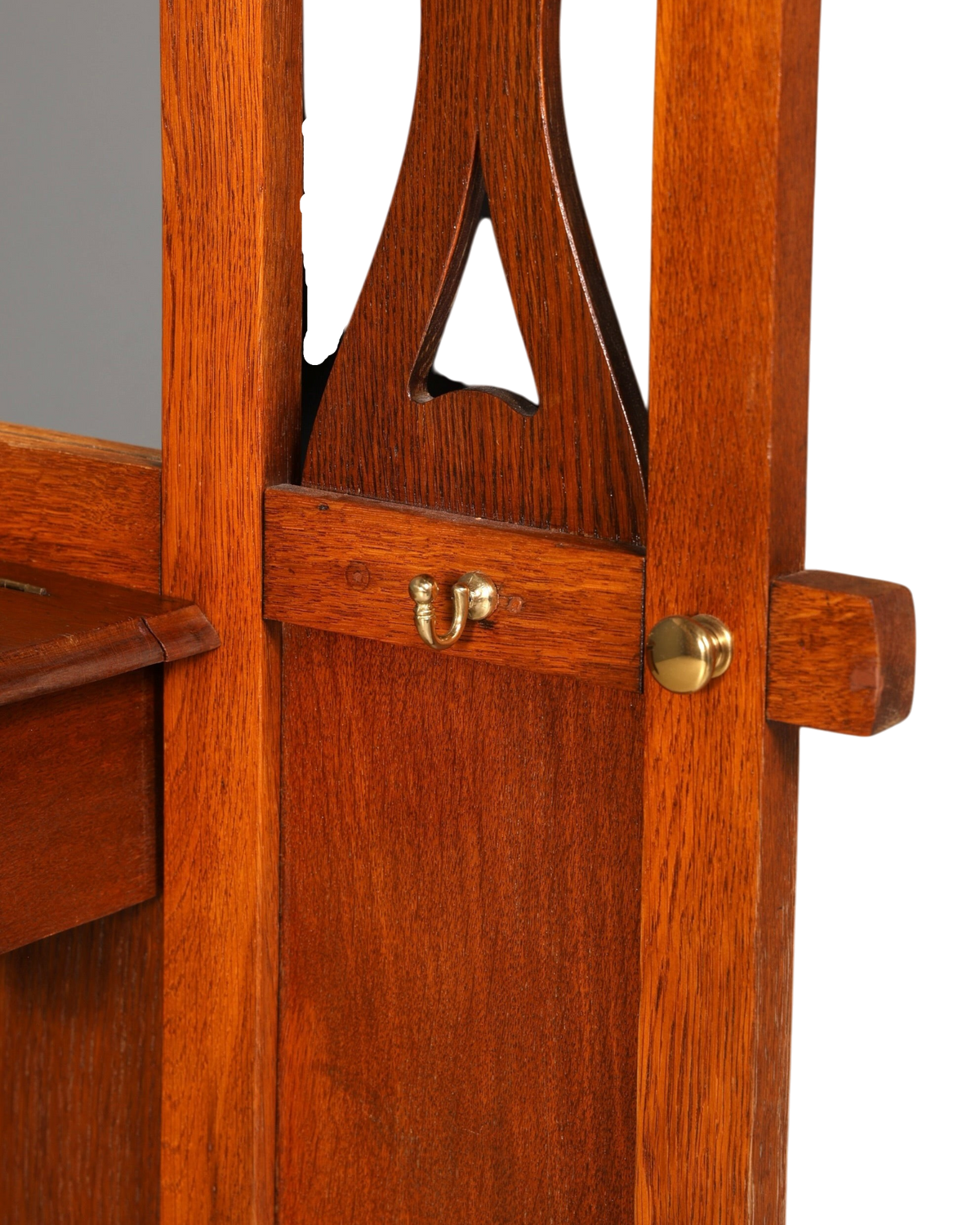Hauptstadt Möblerei Jugendstil Wandgarderobe aus Holz mit dekorativen Schnitzereien und Messinghaken