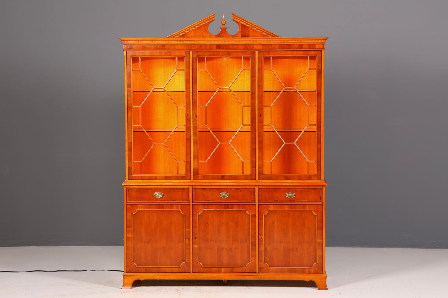 Wunderschöne Original Heldense Vitrine Englische Eibe Bücherschrank Buffet Antik Glasvitrine Vintage