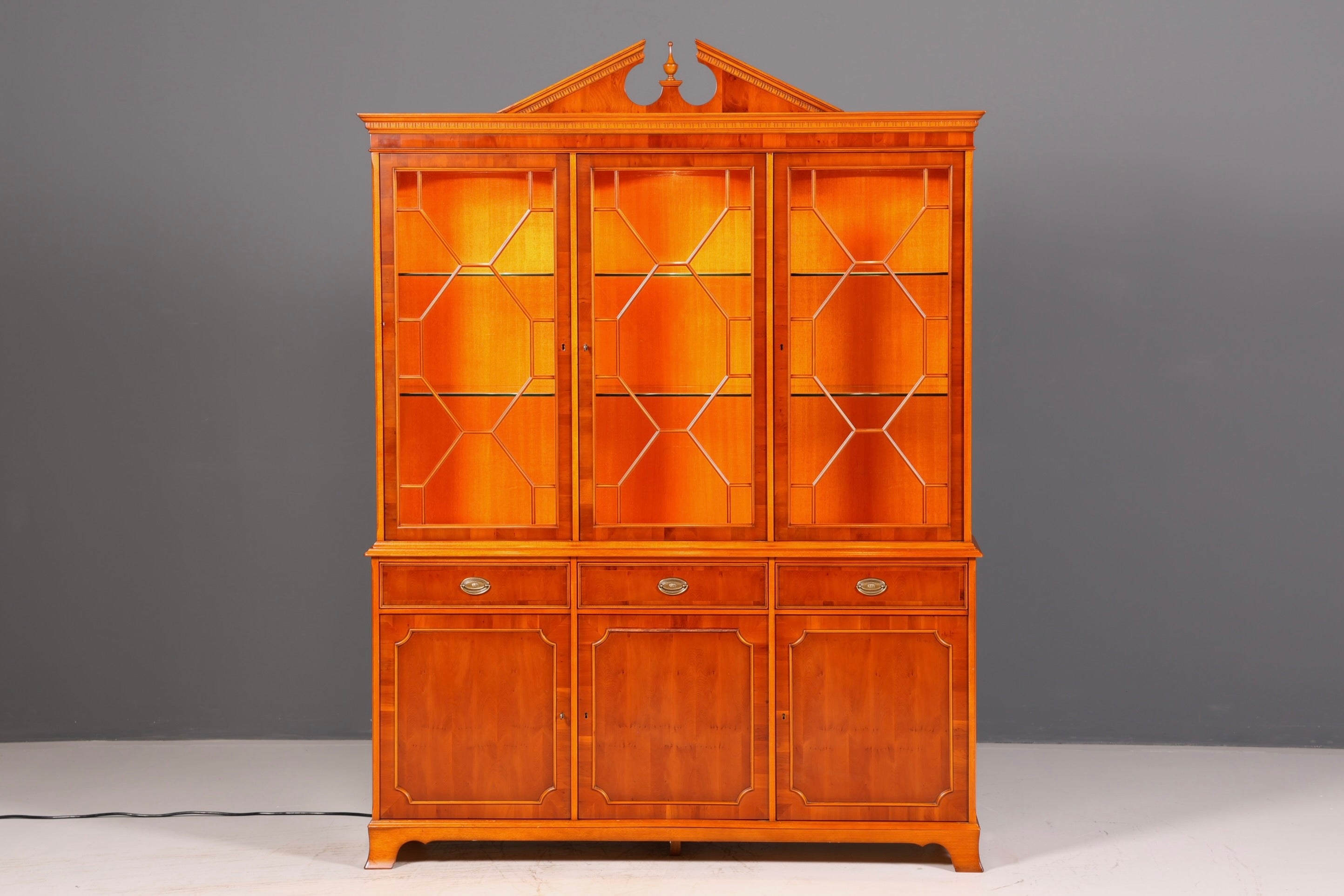 Wunderschöne Original Heldense Vitrine Englische Eibe Bücherschrank Buffet Antik Glasvitrine Vintage