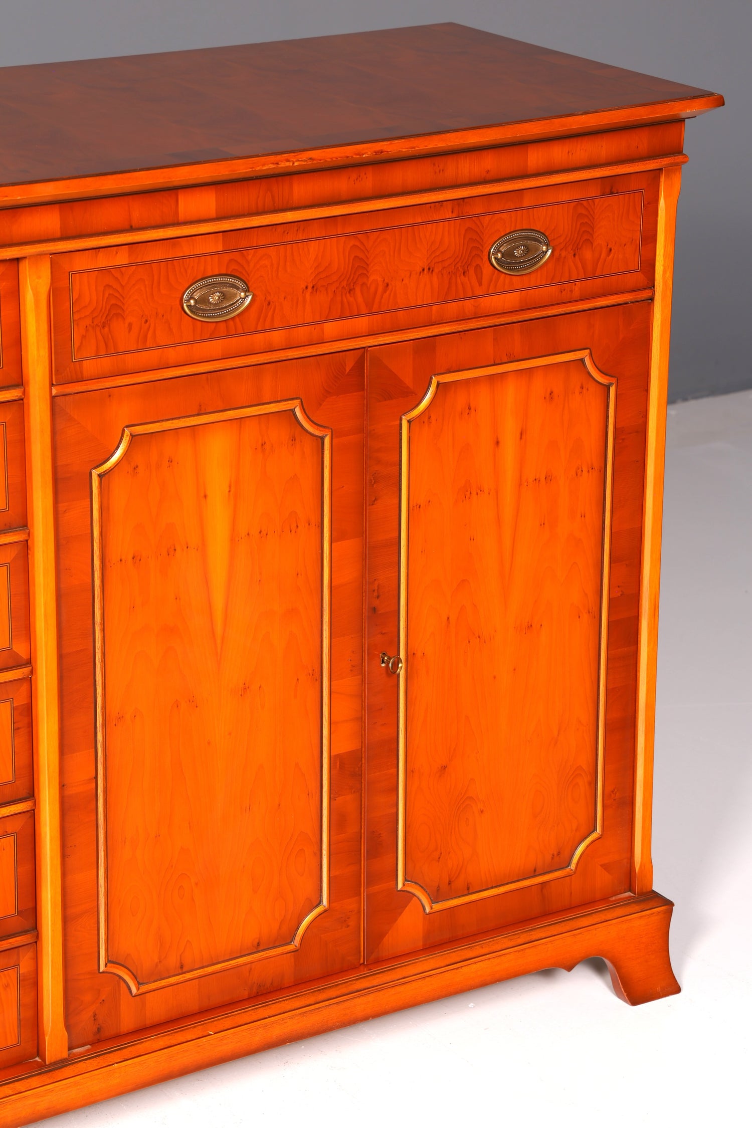 Traumhafter Original Heldense Schrank Englische Eibe Sideboard Echt Holz Antik 60s