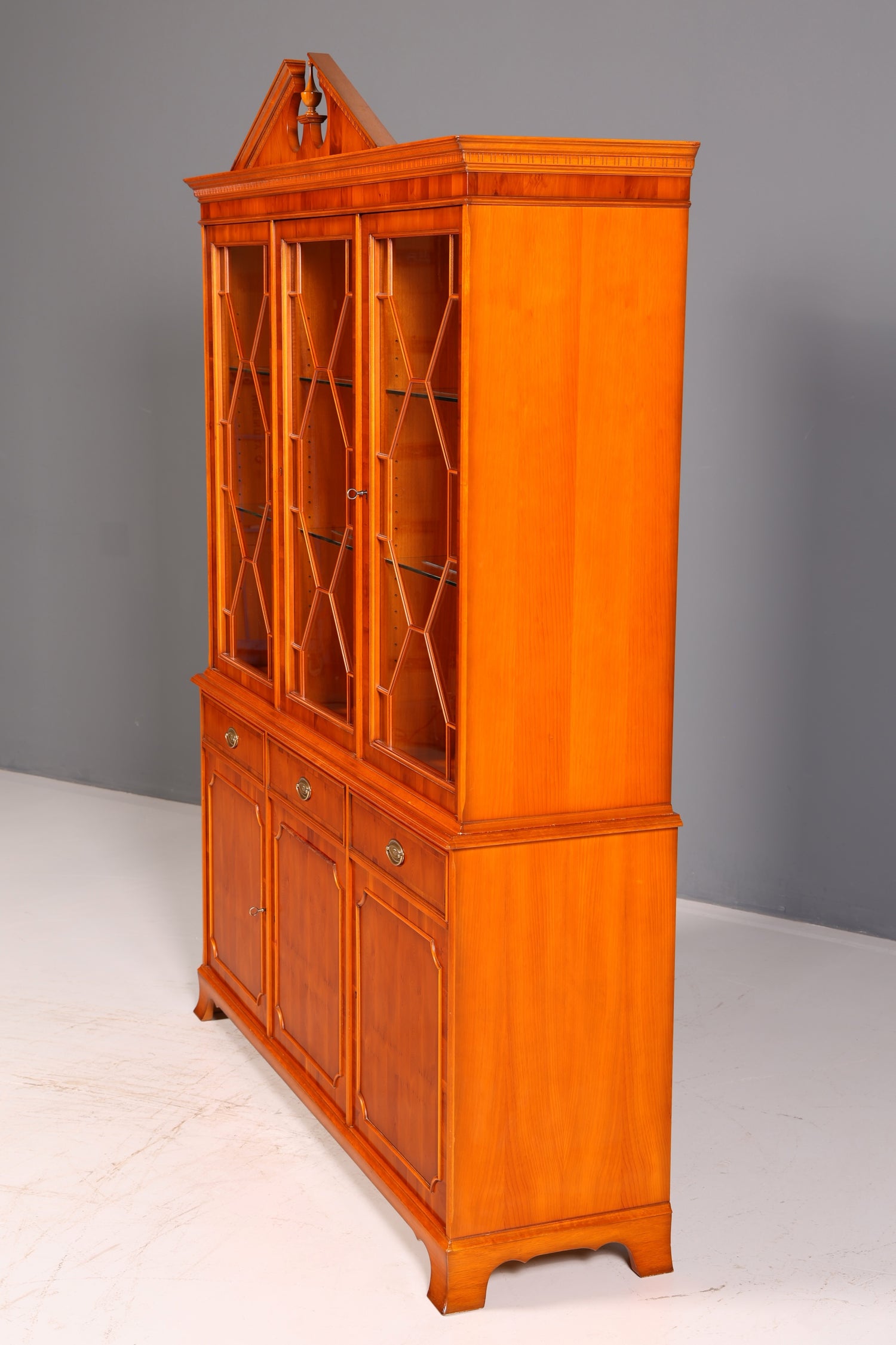 Wunderschöne Original Heldense Vitrine Englische Eibe Bücherschrank Buffet Antik Glasvitrine Vintage