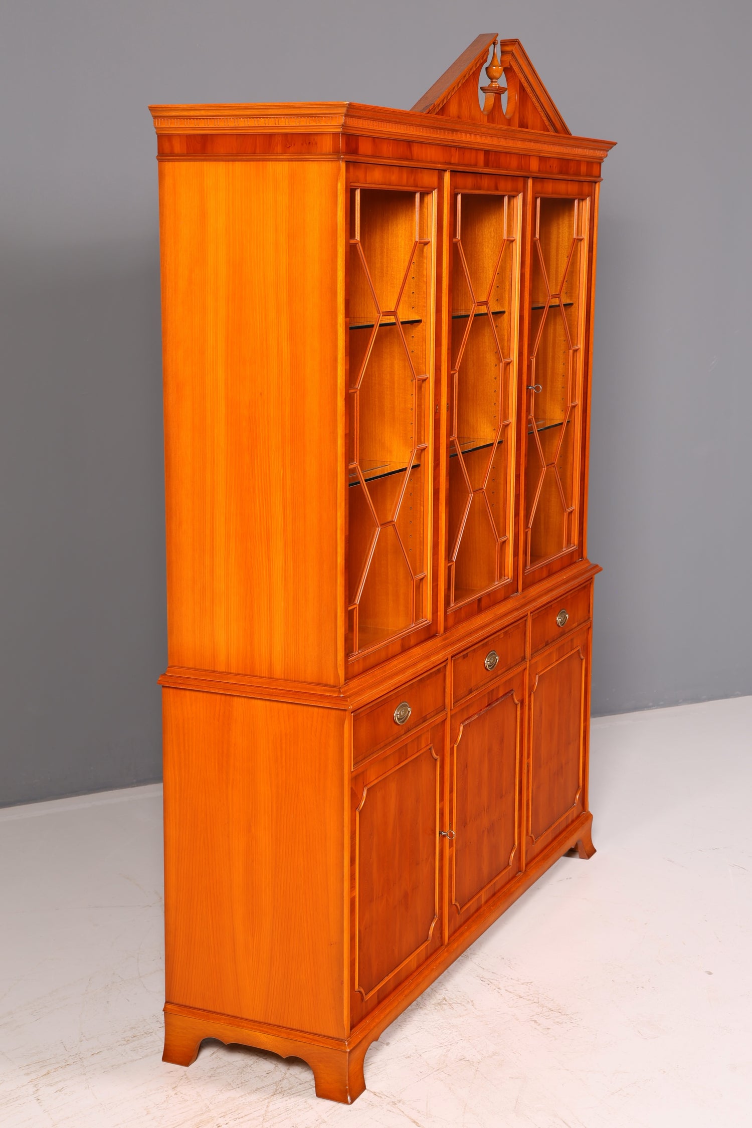 Wunderschöne Original Heldense Vitrine Englische Eibe Bücherschrank Buffet Antik Glasvitrine Vintage