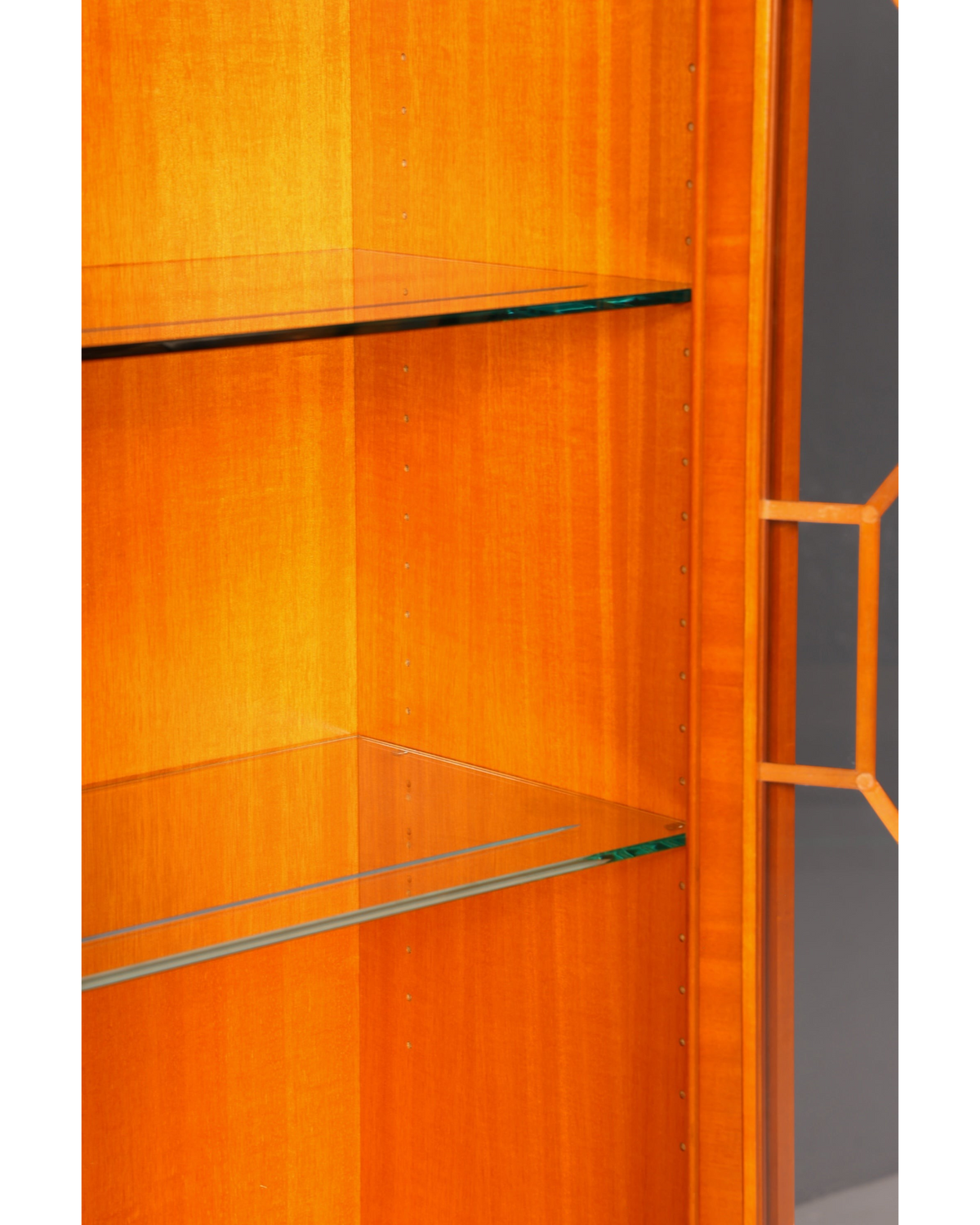 Hauptstadt Möblerei Heldense Vitrine aus englischer Eibe mit verstellbaren Glasböden und warmer Holzmaserung