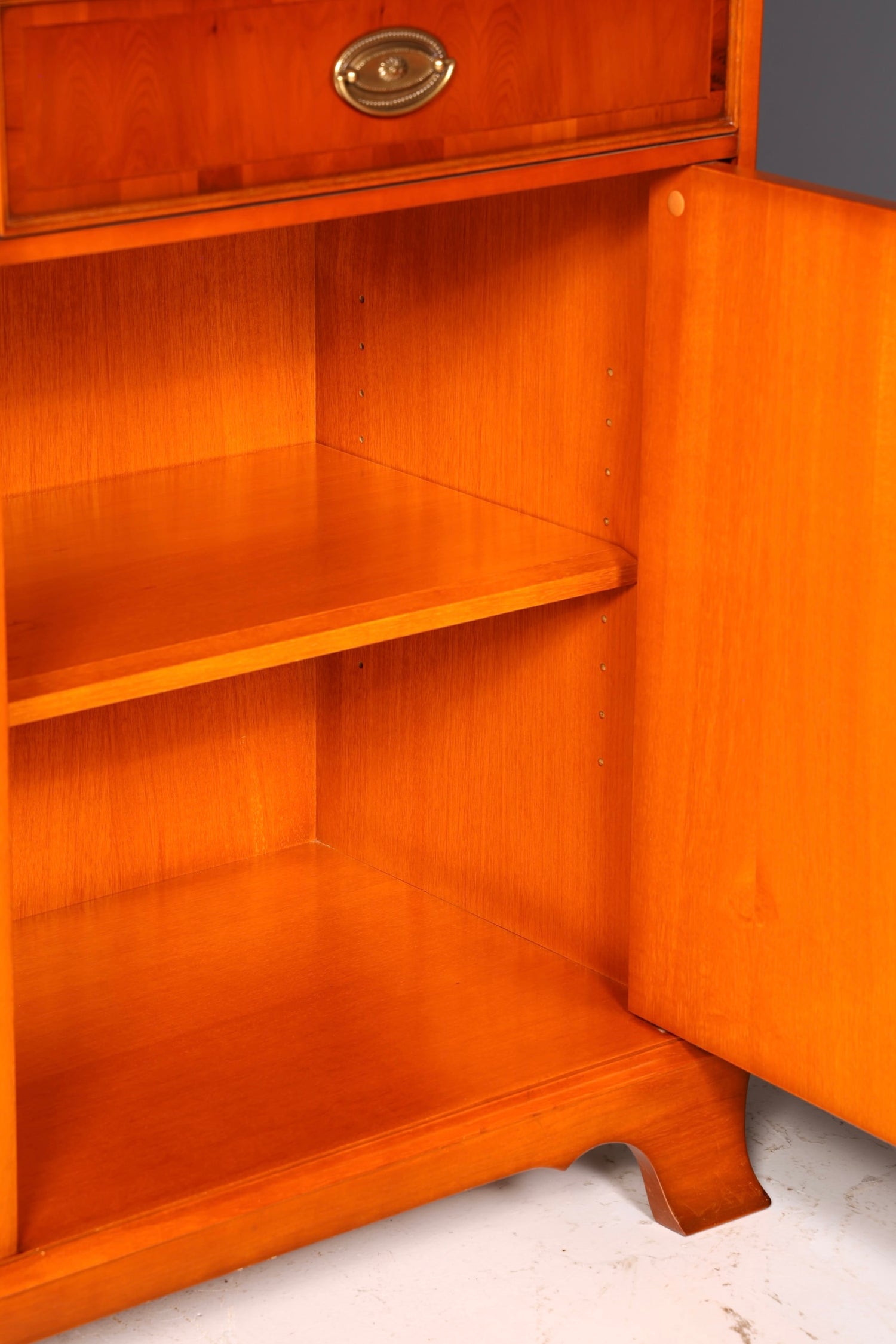 Wunderschöne Original Heldense Vitrine Englische Eibe Bücherschrank Buffet Antik Glasvitrine Vintage