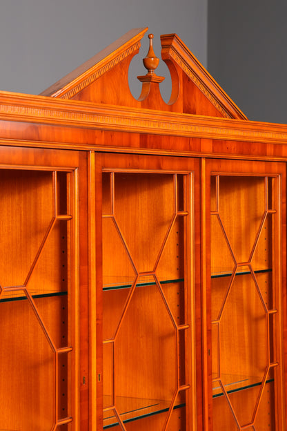 Wunderschöne Original Heldense Vitrine Englische Eibe Bücherschrank Buffet Antik Glasvitrine Vintage