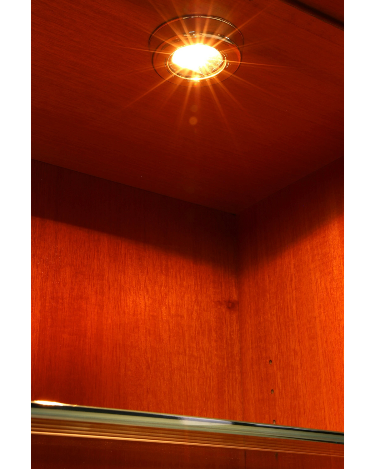 Hauptstadt Möblerei Heldense Vitrine aus Eibenholz mit integrierter warmer Innenbeleuchtung und Glasboden
